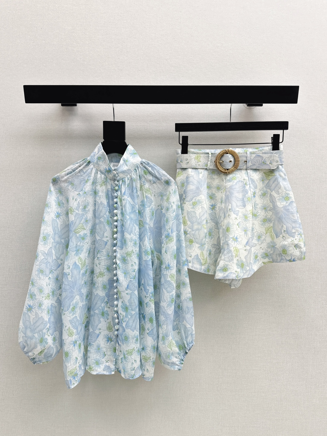 NO:750140,Zim 26Ss - the latest early spring vacation series romantic suit printed shirt + belted shorts. Original customized heavyweight fabric. Palace style for age-reducing girls. Beautiful upper body. Fairy and elegant white and rich beauty must-have item. One color ready for sale on smlxl,,shorts,shirts,19860909Zim 26Ss———早春最新款度假系列浪漫套装印花衬衫+腰带短裤 原版定制重磅面料 宫廷风减龄少女风 上身美的不要不要的 仙气优雅的白富美必备单品 一色现货发售smlxl 上,,shorts,shirts,,Women's clothing