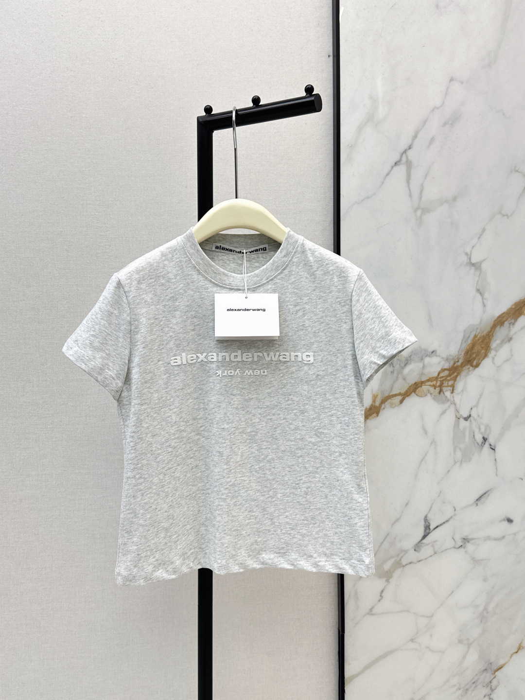 NO:750134,AW 26Ss————The latest slim-fitting short-sleeved T-shirt in early spring with a simple round neck design and the brand letter pattern on the front, which is highly recognizable! The cotton fabric is soft and comfortable, versatile and easy to control in daily casual or street style. It is tailored to fit the body shape and has a perfect sense of fashion. It is a must-have item in the wardrobe of trend lovers. Four colors are available for sale now: sml, T-shirt, tees, t-shirt,19860909AW 26Ss————早春最新款修身小短款短袖T恤简约圆领设计 正面品牌字母图案 辨识度超高!棉质面料柔软舒适 百搭不挑人 日常休闲或街头风都能轻松驾驭 剪裁贴合身形时尚感满分 是潮流爱好者衣橱必备单品 四色现货发售sml,,T-shirt,tees，t-shirt,,Women's clothing