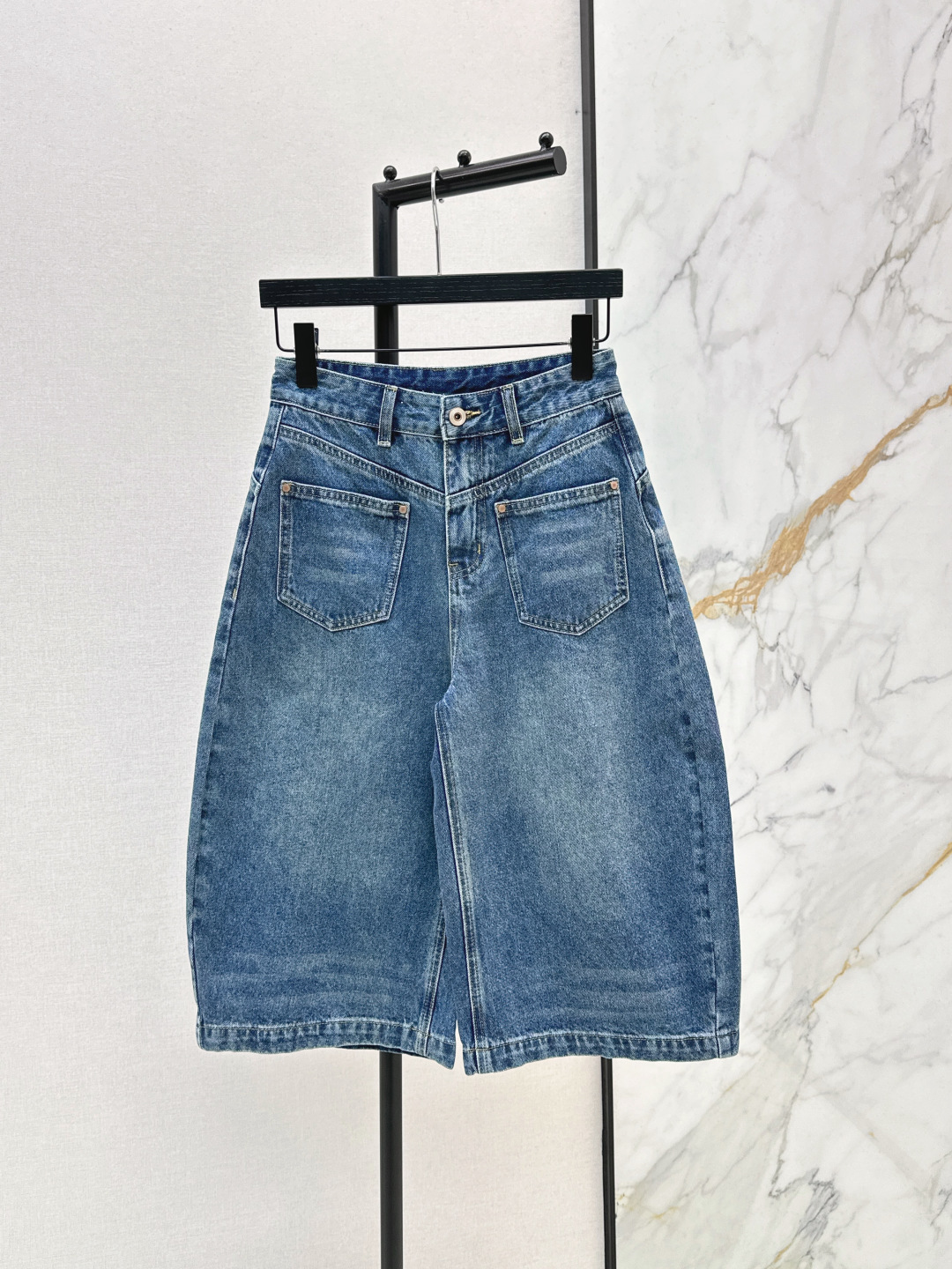 NO:750122,Fashionable design 26Ss - the latest retro fashionable wide-leg denim mid-trousers for spring and summer. They are very fashionable and feel easy to wear every day. Straight-leg wide-leg jeans that are easy to control regardless of body shape are very tolerant to any leg shape. They hide the flesh and look slim. The retro blue denim wash is also very good-looking. One color ready for sale smlxl,,jeans,19860909时髦设计 26Ss———春夏最新款复古时髦阔腿牛仔中裤很有时髦Feel 又有日常好穿的感觉 不挑身型好驾驭的直筒阔腿版型牛仔裤 对任何腿型包容性都很好 藏肉显瘦 复古蓝牛仔洗水也很好看 一色现货发售smlxl,,jeans,,Women's clothing