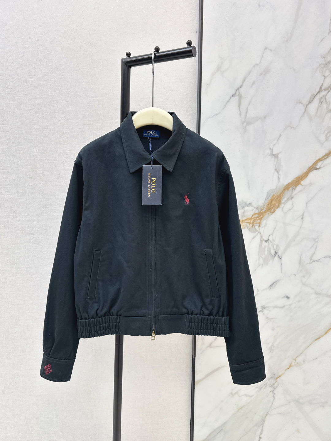 NO:750107,RL 26Ss————The latest spring and summer long-term wear veteran cadre-style jacket with classic logo embroidery logo embellishment. Short zipper version. The upper body is casual, handsome and not picky. Retro girly feeling. Denim cotton fabric has a good crisp feel. Versatile style recommended. Two colors ready for sale sml. Two colors ready for sale sml,,jackets & coats,jackets & coats,19860909RL 26Ss————春夏最新款长期主义穿搭老干部风夹克外套经典logo刺绣徽标点缀 短款拉链版型 上身休闲帅气不挑人 复古少女感 牛仔棉面料 挺括感很好 百搭款推荐 两色现货发售sml 两色现货发售sml,,jackets & coats,jackets & coats,,Women's clothing