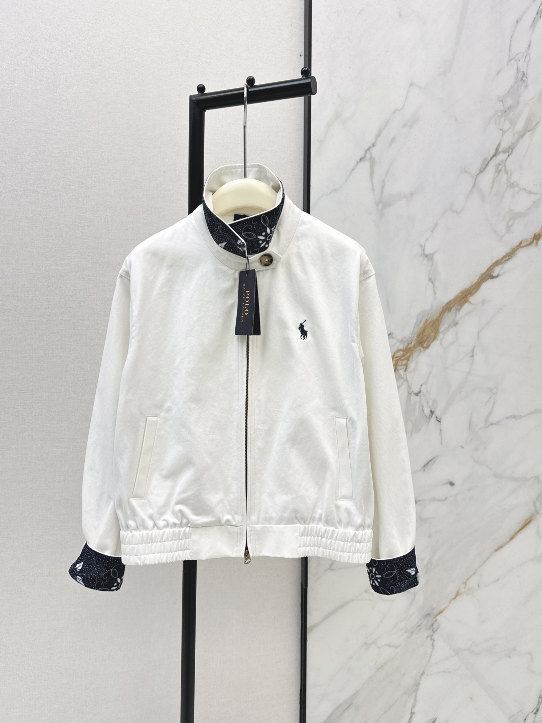 NO:750103,RL 26Ss————The latest spring and summer long-term wear veteran cadre-style jacket with classic logo embroidery logo embellishment. Short zipper version. The upper body is casual, handsome and not picky. Retro girly feeling. Denim cotton fabric has a good crisp feel. Versatile style recommended. Two colors ready for sale sml. Two colors ready for sale sml,,jackets & coats,jackets & coats,19860909RL 26Ss————春夏最新款长期主义穿搭老干部风夹克外套经典logo刺绣徽标点缀 短款拉链版型 上身休闲帅气不挑人 复古少女感 牛仔棉面料 挺括感很好 百搭款推荐 两色现货发售sml 两色现货发售sml,,jackets & coats,jackets & coats,,Women's clothing