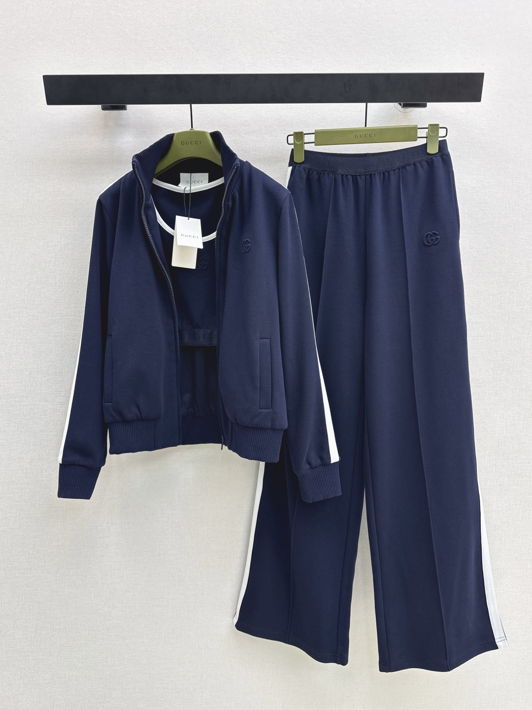 NO:750098,Minimalist and casual Gu 26Ss————The latest casual three-piece suit for spring and summer. Small short vest + stand-up collar jacket + elastic waist straight pants. Exquisite pattern embroidery ~ very detailed. I love the contrasting edge decoration. The tone is casual and stylish. It has the feeling of a street style blogger. It can be disassembled and combined at will. It is excellent to match or wear alone. One set is available in two colors. SML,,jackets & coats,jackets & coats,19860909极简休闲 Gu 26Ss————春夏最新款休闲三件套套装 小短款背心+立领夹克外套+松紧腰直筒裤 精致图案刺绣点缀～很有细节感 撞色镶边装饰太爱了 腔调休闲感 很有范 自带街拍博主感觉 可以随意拆卸随意组合 一套搭配或者单穿都很出色 一套出 两色现货发售sml,,jackets & coats,jackets & coats,,Women's clothing