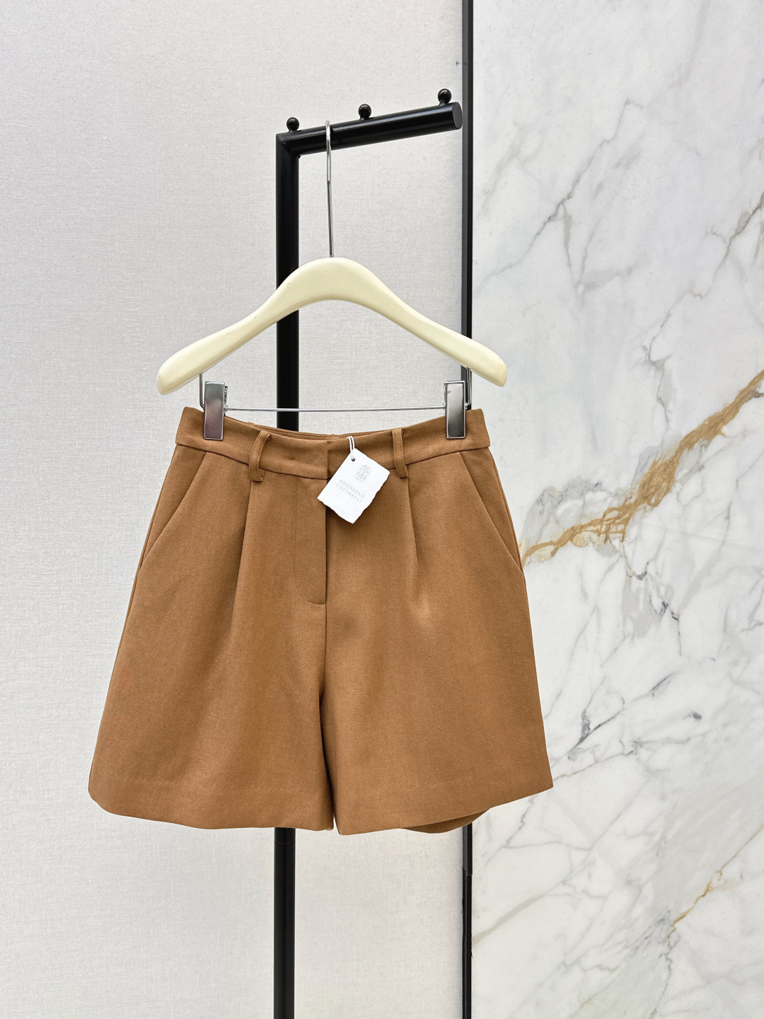 NO:750093,High-end old money style outfit Bc 26Ss - the latest Italian elegant and luxurious autumn and winter style, a series of short vests + long skirts + suits + shorts. Heavy twill fabric. The upper body looks thin and tall. White and rich must-have items are high-end and fashionable. Original customized hardware accessories. Sweet and cool girl, A and sassy. Very stiff feeling. Highly recommended items. Developed in one color. Ready for sale. sml, skirts, shorts, business suit,19860909高级老钱风穿搭 Bc 26Ss———秋冬最新款意式优雅高奢一系列小短款马甲+长款半裙+西装+短裤 重磅斜纹面料 上身显瘦又高挑 白富美必备单品高级又时髦 原版定制五金配件 甜酷女孩又A又飒 挺括感很好 强烈推荐单品 一色分开发 现货发售sml,,skirts,shorts,business suit,,Women's clothing