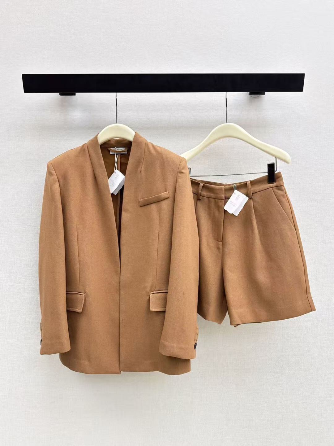 NO:750137,High-end old money style outfit Bc 26Ss - the latest Italian elegant and luxurious autumn and winter style, a series of short vests + long skirts + suits + shorts. Heavy twill fabric. The upper body looks thin and tall. White and rich must-have items are high-end and fashionable. Original customized hardware accessories. Sweet and cool girl, A and sassy. Very stiff feeling. Highly recommended items. Developed in one color. Ready for sale. sml, skirts, shorts, business suit,19860909高级老钱风穿搭 Bc 26Ss———秋冬最新款意式优雅高奢一系列小短款马甲+长款半裙+西装+短裤 重磅斜纹面料 上身显瘦又高挑 白富美必备单品高级又时髦 原版定制五金配件 甜酷女孩又A又飒 挺括感很好 强烈推荐单品 一色分开发 现货发售sml,,skirts,shorts,business suit,,Women's clothing