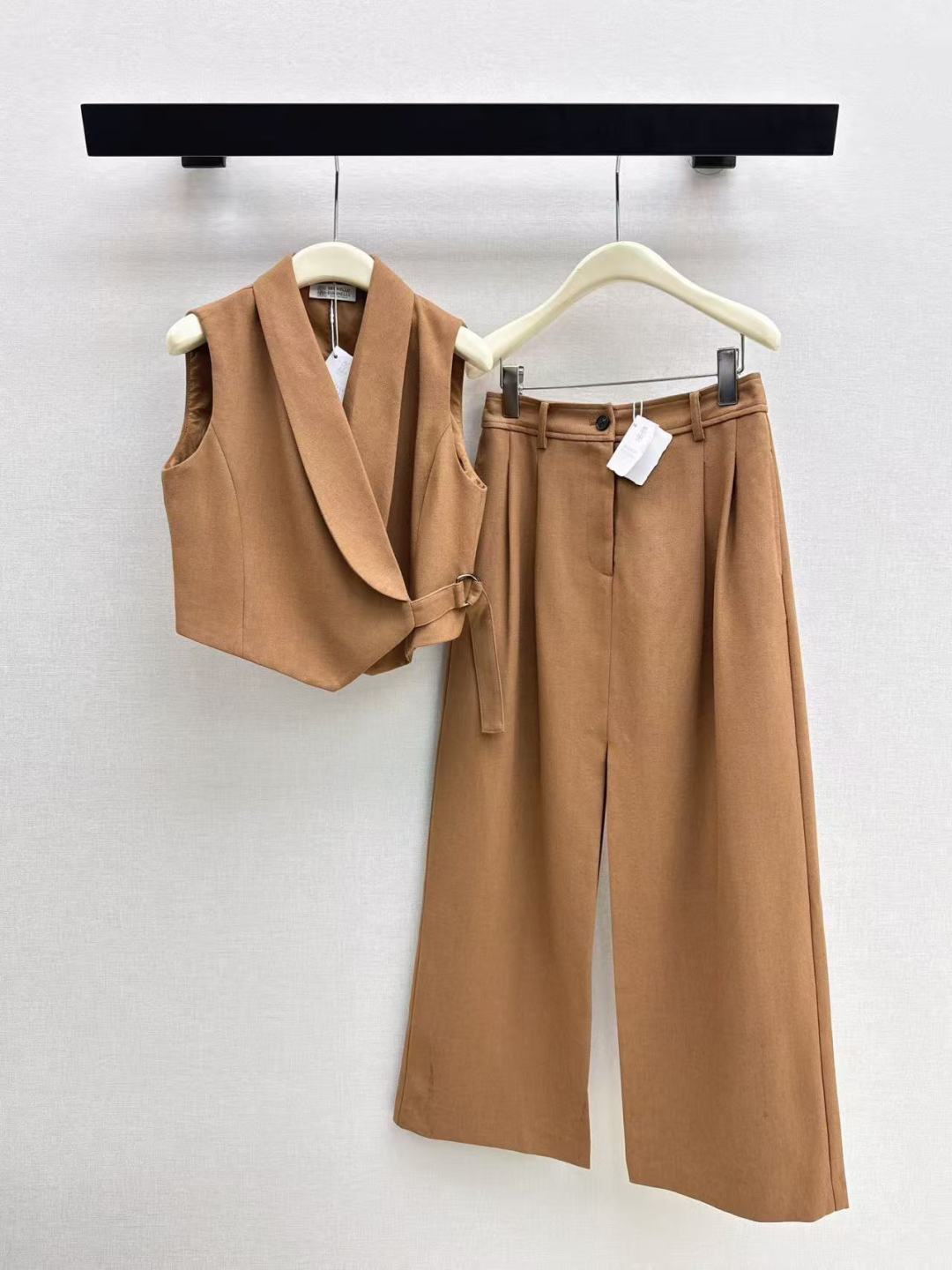 NO:750132,High-end old money style outfit Bc 26Ss - the latest Italian elegant and luxurious autumn and winter series of short vests + long skirts + suits + shorts. Heavy twill fabric. The upper body is slim and tall. White and rich must-have items are high-end and fashionable. Original customized hardware accessories. Sweet and cool girl, A and sassy. Very stiff feeling. Highly recommended items. Developed in one color. Ready for sale. sml horse, skirts, shorts, business suit,19860909高级老钱风穿搭 Bc 26Ss———秋冬最新款意式优雅高奢一系列小短款马甲+长款半裙+西装+短裤 重磅斜纹面料 上身显瘦又高挑 白富美必备单品高级又时髦 原版定制五金配件 甜酷女孩又A又飒 挺括感很好 强烈推荐单品 一色分开发 现货发售sml 马,,skirts,shorts,business suit,,Women's clothing