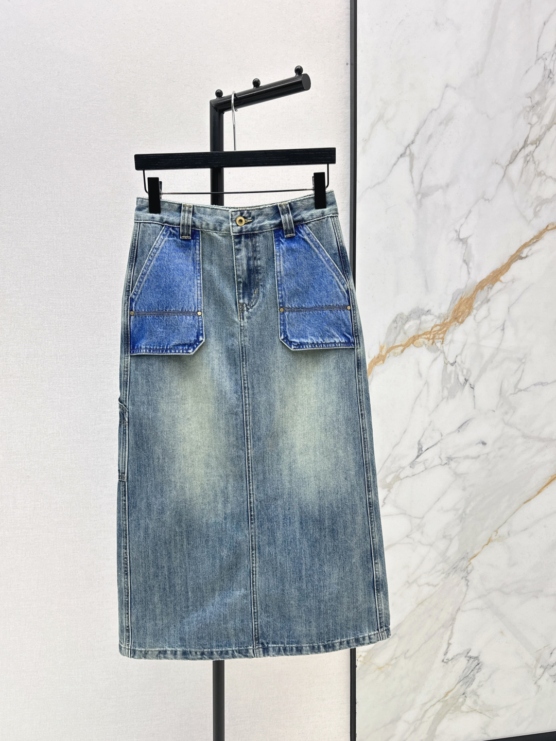 NO:750986,Versatile style, fashionable niche design 26Ss————The latest contrast color washed denim skirt for spring and summer. Casual must-have. Very necessary for daily matching. It looks great with various T-shirts or shirts. Casual and stylish. Retro distressed blue wash. Back slit design. The upper body is very tall. Available in stock in one color, smlxl, skirts, shirts, tees, t-shirt,19860909百搭款 时髦小众设计 26Ss————春夏最新款撞色洗水牛仔半裙 休闲必备 日常搭配太需要了 搭配各种T恤或者衬衫非常出片 休闲有范 复古做旧蓝色洗水 后背开叉设计 上身很显高 一色现货发售smlxl,,skirts,shirts,tees，t-shirt,,Women's clothing