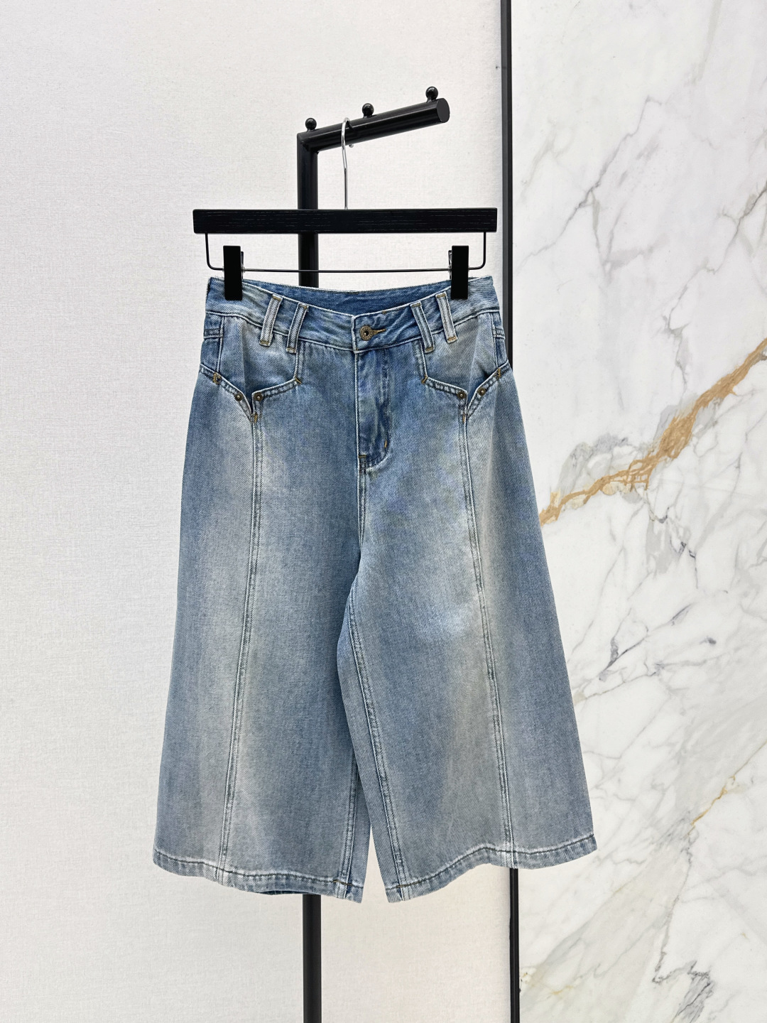 NO:750981,Fashionable sub-total 26Ss——The latest retro fashionable wide-leg denim mid-trousers for spring and summer are very fashionable and feel easy to wear every day. Straight-leg wide-leg jeans that are easy to control regardless of body shape are very tolerant to any leg shape. They hide the flesh and make you slim. The retro blue denim wash also looks good. One color ready for sale smlxl,,jeans,19860909时髦小计 26Ss———春夏最新款复古时髦阔腿牛仔中裤很有时髦Feel 又有日常好穿的感觉 不挑身型好驾驭的直筒阔腿版型牛仔裤 对任何腿型包容性都很好 藏肉显瘦 复古蓝牛仔洗水也很好看 一色现货发售smlxl,,jeans,,Women's clothing