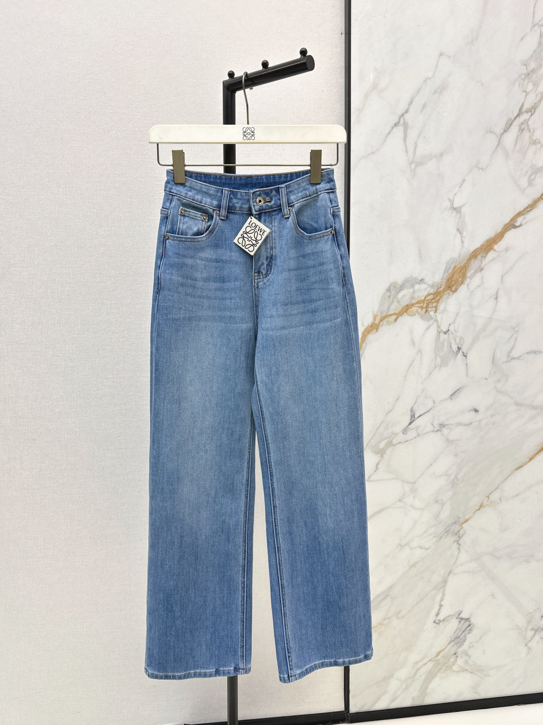 NO:750975,Loe 26Ss - the latest straight-leg jeans for early spring. The whole piece is three-dimensional. It is all-round and refined to be worn by celebrities. The upper body is super covered and the legs are slim. It is a great item to match. It is simple. It can be worn with a refreshing and fashionable sense of high-end. It is elegant and fashionable in daily life. It is very versatile. The color is very beautiful. The fabric is high-end and textured. A must-have for dates and shopping. Two colors are available for sale smlxlxxl,,loewe,jeans,19860909Loe 26Ss————早春最新款直筒牛仔裤 整件立体剪裁 全方位精致做明星穿搭 上身超级遮肉显瘦 超拉腿部比例 巨好搭配的单品 简简单单 穿出清爽时髦的高级感 日常优雅又时髦巨百搭 颜色很好看 面料高级又有质感 约会逛街必备 两色现货发售smlxlxxl,,loewe,jeans,,Women's clothing