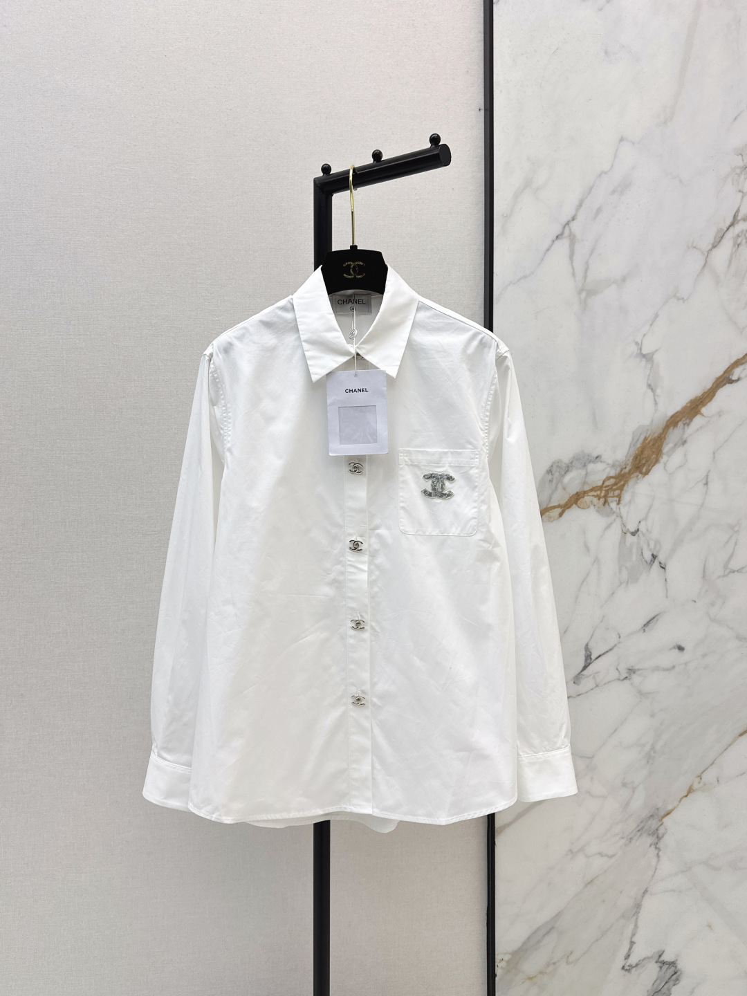 NO:750964,C Home 26Ss————The latest spring and summer logo embroidery decorated shirts are low-key and luxurious with three-dimensional tailoring. Streamlined line design. Noble and elegant yet full of gentle and intellectual temperament. Imported special materials. You will be amazed when you receive it. The texture of the customized fabrics is amazing. One color ready for sale sml,, chanel, shirts,19860909C家 26Ss————春夏最新款logo刺绣装饰衬衫低调奢华立体剪裁 精简线条感设计 高贵典雅又尽显温柔知性的气质 进口特殊材质 收到手会很惊艳 定制面料质感超赞 一色现货发售sml,,chanel,shirts,,Women's clothing