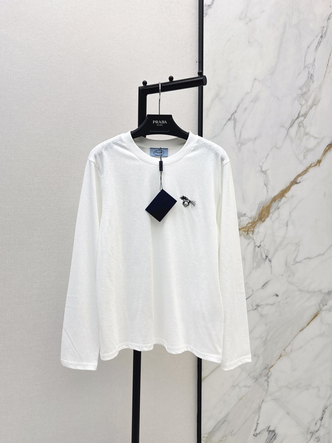 NO:750959,PD 26Ss————The latest spring and summer logo embroidered long-sleeved T-shirt is very dense and feels super good. It is really a hard-working one. The details are perfect. The regular version. The upper body is not picky at all. It is simple and generous. It instantly enhances the temperament. One color ready for sale sml, tees, t-shirt,19860909PD 26Ss————春夏最新款logo刺绣长袖T恤密度很高手感超好 真的费劲心血的一款 细节完美 常规版型 上身完全不挑人简单大方 瞬间提升气质 一色现货发售sml,,tees，t-shirt,,Women's clothing