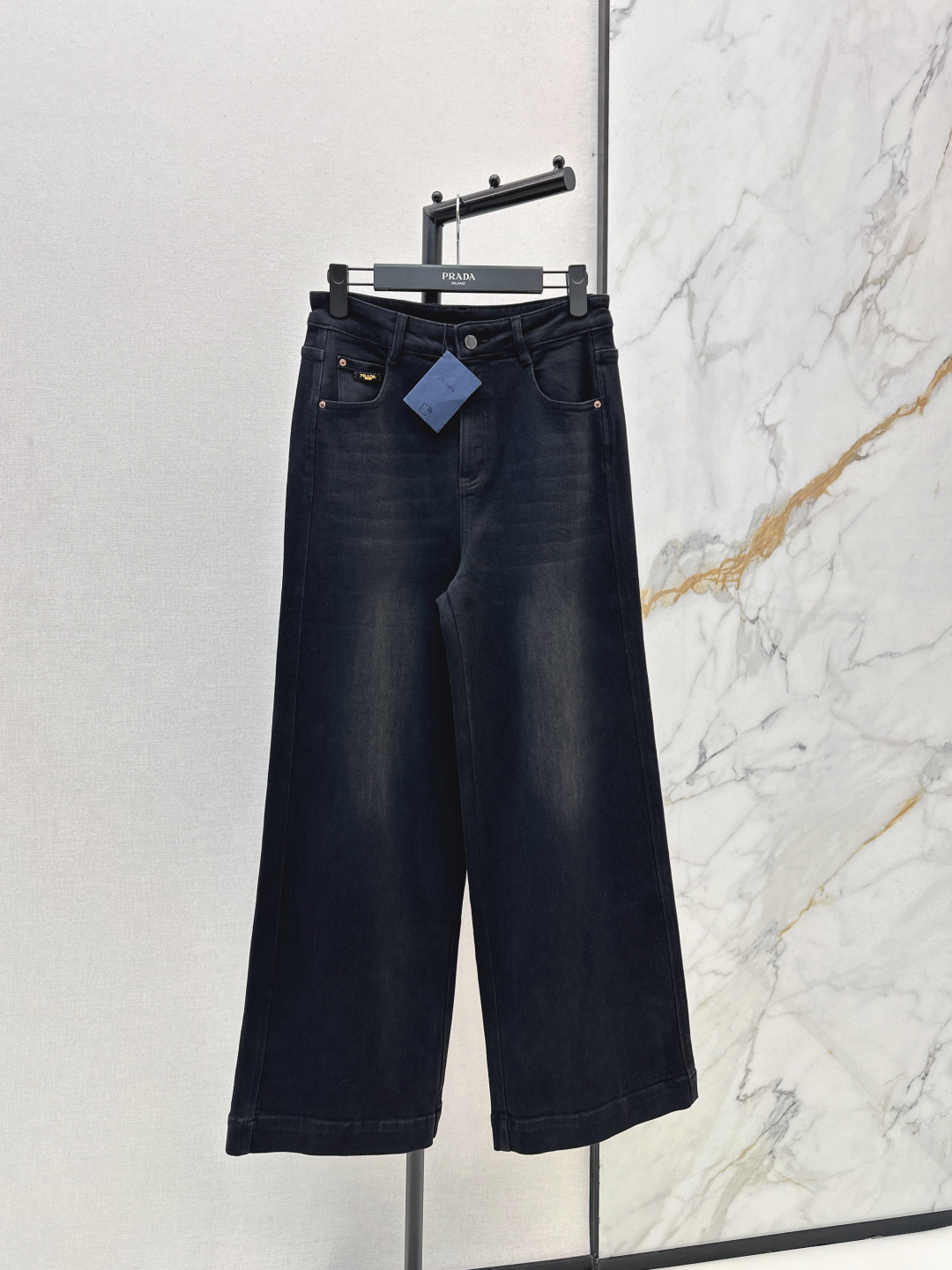 NO:750954,PD 26Ss————The latest straight-leg jeans for early spring. The whole piece is three-dimensional. It is all-round and exquisite to be worn by celebrities. The upper body is super covered and the legs are slim. It is a great item to match. It is simple. It can be worn with a refreshing and fashionable sense of high-end. It is elegant and fashionable in daily life. It is versatile. The color is very good-looking. The fabric is high-end and texture. A must-have for dating and shopping. One color ready for sale sml,,jeans,19860909PD 26Ss————早春最新款直筒牛仔裤 整件立体剪裁 全方位精致做明星穿搭 上身超级遮肉显瘦 超拉腿部比例 巨好搭配的单品 简简单单 穿出清爽时髦的高级感 日常优雅又时髦巨百搭 颜色很好看 面料高级又有质感 约会逛街必备 一色现货发售sml,,jeans,,Women's clothing