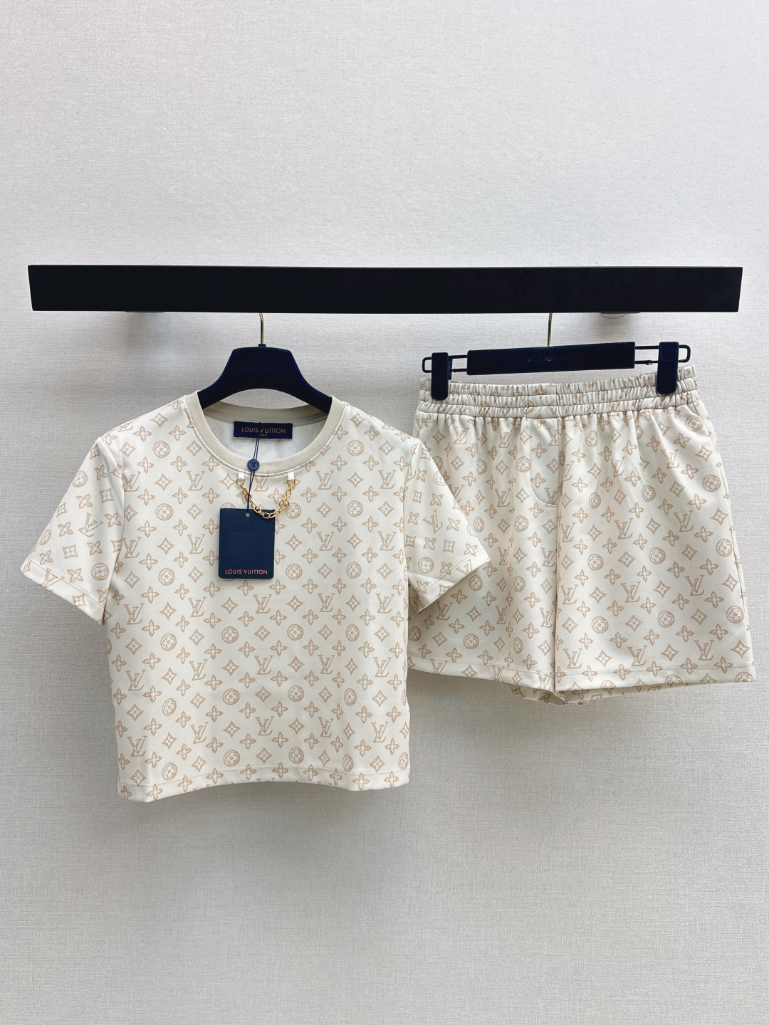 NO:750949,Ljia 26Ss————The latest spring and summer logo presbyopia casual suit. It is extremely comfortable and has a cool style. It is suitable for daily commuting. It does not choose the occasion. The design is unique and has a richer sense of layering. It is full of small details. It is a bonus. It comes in one set. Two colors are available for sale sml,, louis vuitton,19860909L家 26Ss————春夏最新款logo老花休闲套装 舒适度极强 可A可飒的风格 日常通勤穿什么的都是很OK.不挑场合 设计独特 层次感更加丰富,满满小细节太加分了 一套出 两色现货发售sml,,louis vuitton,,Women's clothing