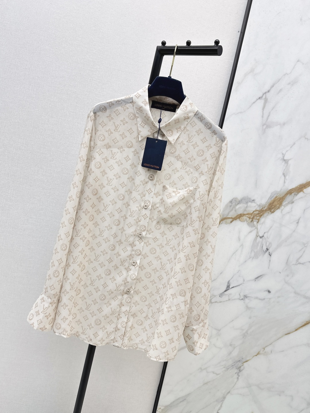 NO:750995,L's 26Ss - the latest presbyopic shirt for spring and summer. Micro see-through. Fashionable and discreet. A cute style. The shape is easy for anyone to control. Full of small details. Exquisite workmanship. The inner seams are sewn back and forth. The shirt is a great item as a single product and a match. It is fashionable for age reduction. It has a good HOLD style. It wins the hearts of fairies. It is soft and textured. Two colors are available in stock. sml,, louis vuitton, shirts,19860909L家 26Ss————春夏最新款老花衬衫 微透视 若隐若现时尚小心机 可A可乖的风格 版型属于谁都好驾驭 满满小细节太加分了 做工精致 内线来去缝工艺衬衣做为单品和搭配都是杠把子 减龄时尚 好HOLD住造型 深得仙女心 柔软有质感 两色现货发售sml,,louis vuitton,shirts,,Women's clothing