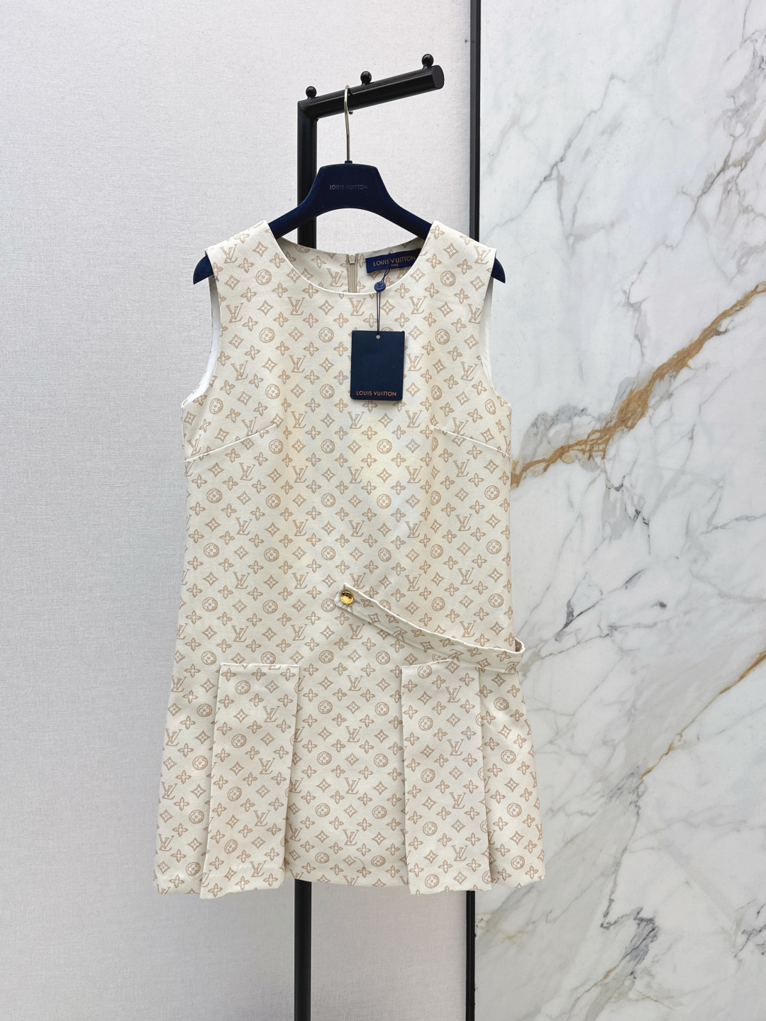 NO:750989,L Family 26Ss————The latest classic logo printed sleeveless vest dress for spring and summer. Fashionable and low-key. It has a luxurious and high-end temperament. The version is versatile and not picky. Original customized technical fabric. Two colors available for sale in stock. SML, Louis Vuitton, Skirts,19860909L家 26Ss————春夏最新款经典logo印花无袖背心裙 时髦低调 气质又奢华高级 版型百搭不挑人 原版定制科技面料 两色现货发售sml,,louis vuitton,skirts,,Women's clothing