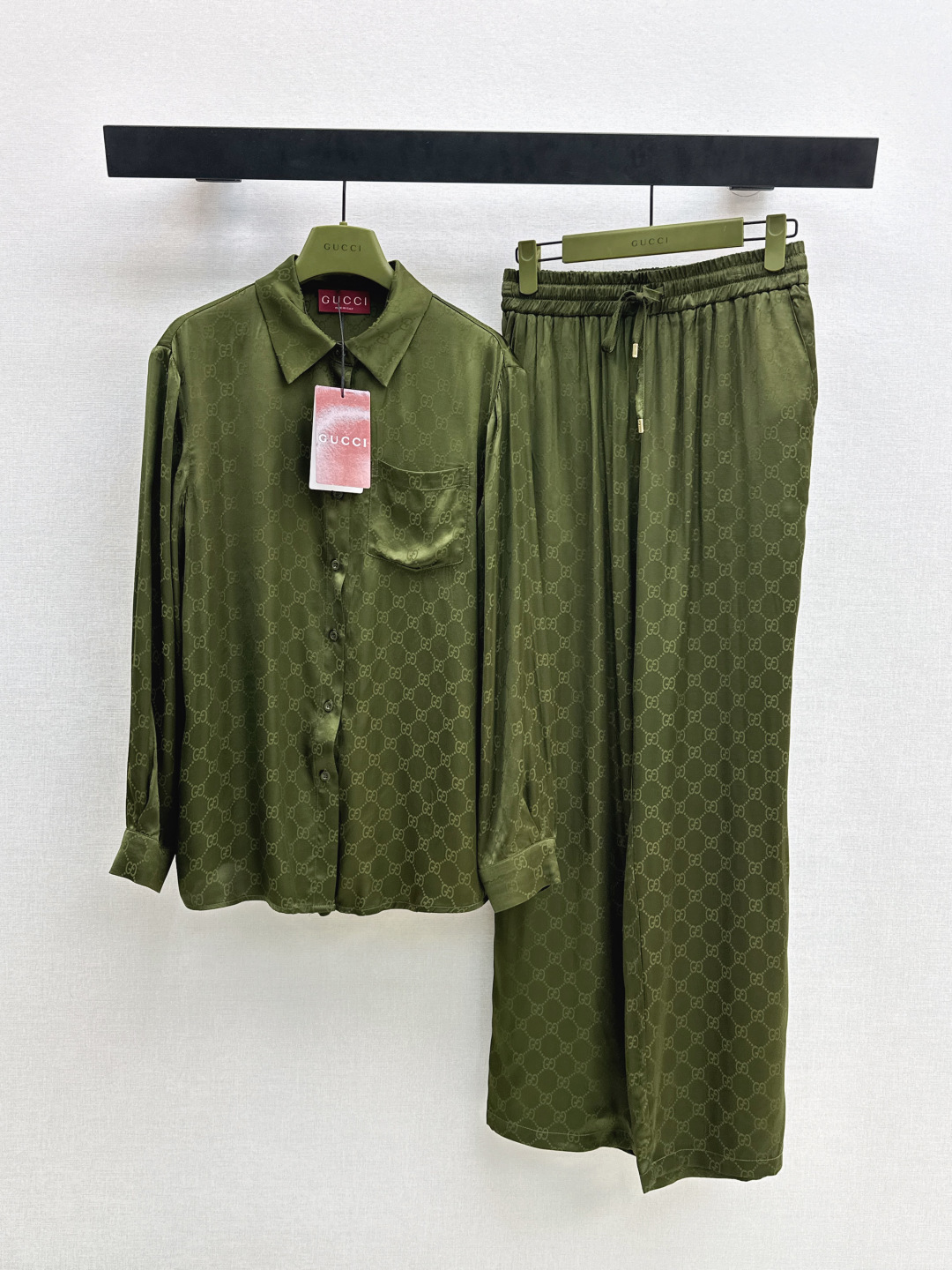 NO:750977,Shirts and trousers Gu 26Ss——Latest spring and summer logo jacquard casual and lazy suit, loose shirt + elastic waist straight pants, silky fabric, retro and fashionable, low-key temperament, luxurious and high-end, versatile and easy to match, customized technical fabric, two colors are developed separately, ready for sale sml lining,, shirts,19860909衬衫 长裤Gu 26Ss————春夏最新款logo提花休闲慵懒套装 宽松衬衫+松紧腰直筒裤 丝滑面料 复古时髦 低调气质又奢华高级 版型百搭不挑人 定制科技面料 两色分开发 现货发售sml 衬,,shirts,,Women's clothing