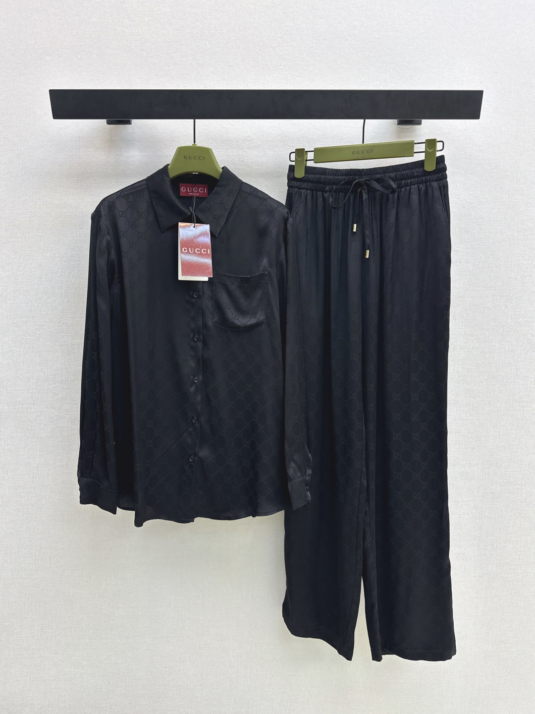 NO:750983,Shirt, trousers 200Gu 26Ss——Latest spring and summer logo jacquard casual and lazy suit, loose shirt + elastic waist straight pants, silky fabric, retro and fashionable, low-key temperament and luxurious and high-end, versatile and not picky, customized technical fabric, developed in two colors, ready for sale sml,, shirts,19860909衬衫 长裤 200Gu 26Ss————春夏最新款logo提花休闲慵懒套装 宽松衬衫+松紧腰直筒裤 丝滑面料 复古时髦 低调气质又奢华高级 版型百搭不挑人 定制科技面料 两色分开发 现货发售sml,,shirts,,Women's clothing