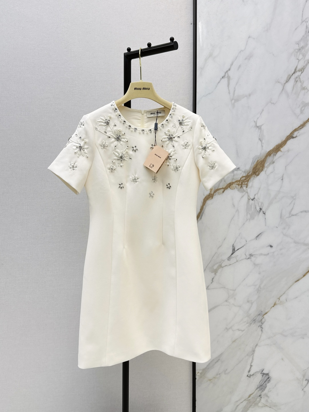 NO:750971,Miu 26Ss————The latest heavily embroidered dress in spring and summer. Exquisite ladylike style. Super classic. Long-wearing. Suitable for various occasions. Can be used for commuting or daily gatherings. The H version is not picky at all. Three colors are available for sale sml,,miumiu,skirts,19860909Miu 26Ss————春夏最新款重磅刺绣装饰连衣裙 精致淑女名媛风 超级经典 久穿不厌 适合各种场合 无论是通勤或者日常聚会都能驾驭 H版型也完全不挑人不挑身材 三色现货发售sml,,miumiu,skirts,,Women's clothing