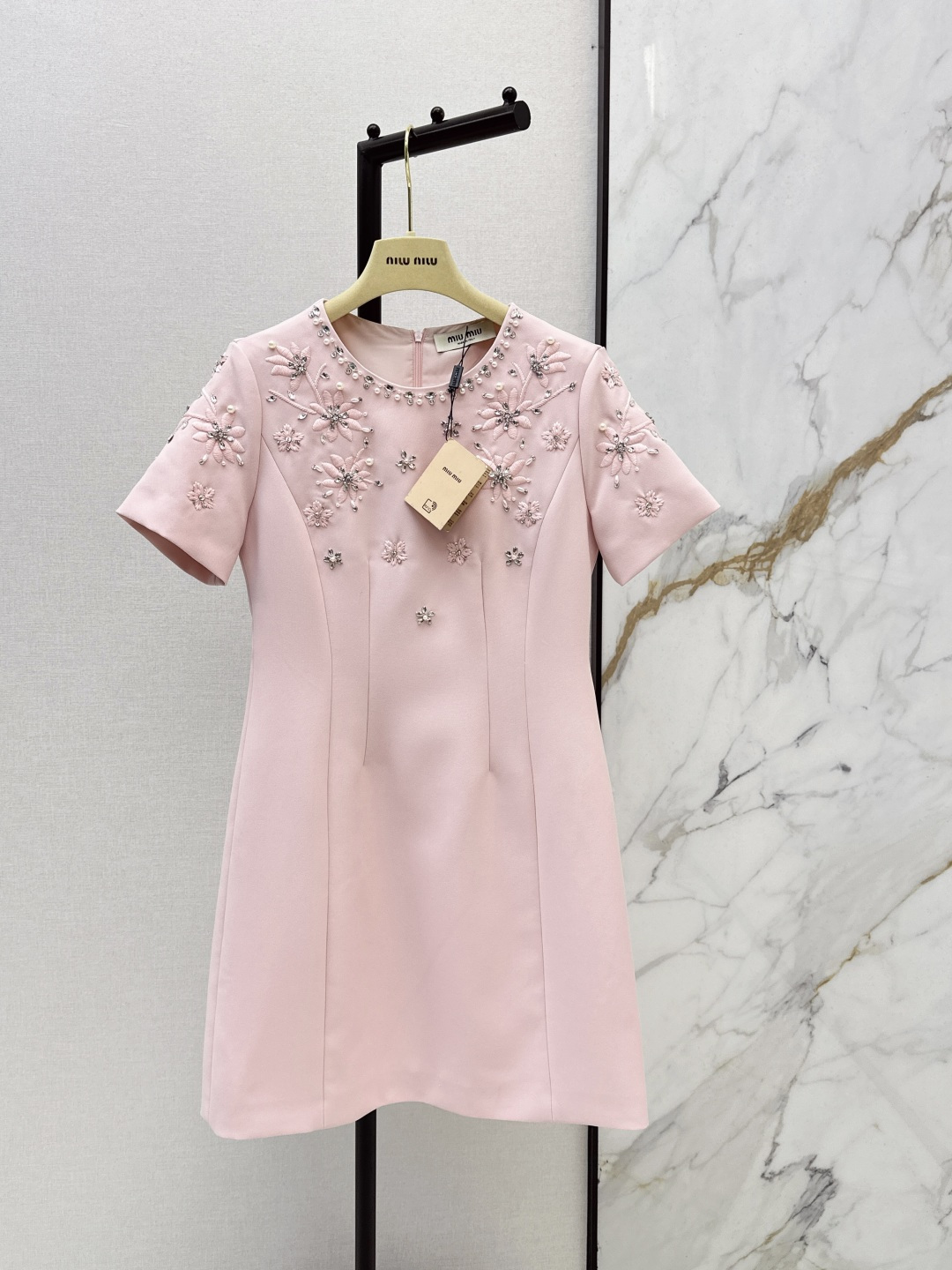 NO:750966,Miu 26Ss————The latest heavily embroidered dress in spring and summer. Exquisite ladylike style. Super classic. Long-wearing. Suitable for various occasions. Can be used for commuting or daily gatherings. The H version is not picky at all. Three colors are available for sale sml,,miumiu,skirts,19860909Miu 26Ss————春夏最新款重磅刺绣装饰连衣裙 精致淑女名媛风 超级经典 久穿不厌 适合各种场合 无论是通勤或者日常聚会都能驾驭 H版型也完全不挑人不挑身材 三色现货发售sml,,miumiu,skirts,,Women's clothing