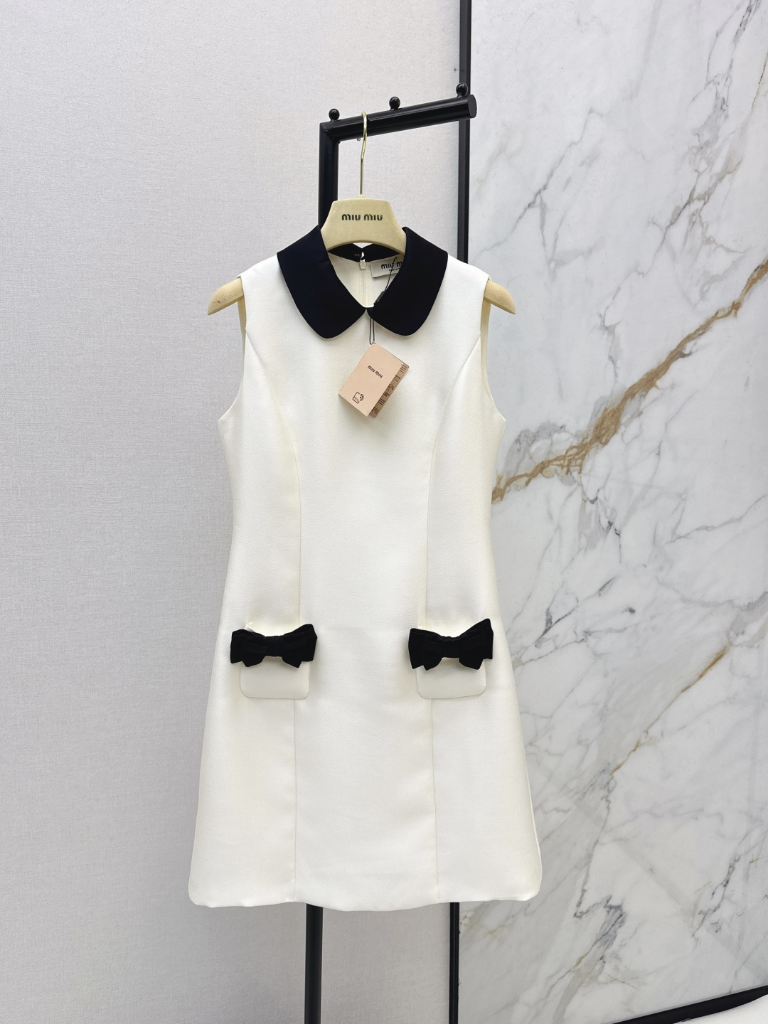 NO:750963,Miu 26Ss————The latest contrasting color bow sleeveless dress for spring and summer. Exquisite ladylike style. Super classic. Can be worn for a long time. Suitable for various occasions. Can be used for commuting or daily gatherings. The H version is not picky at all. Three colors are available for sale sml,,miumiu,skirts,19860909Miu 26Ss————春夏最新款撞色蝴蝶结无袖连衣裙 精致淑女名媛风 超级经典 久穿不厌 适合各种场合 无论是通勤或者日常聚会都能驾驭 H版型也完全不挑人不挑身材 三色现货发售sml,,miumiu,skirts,,Women's clothing