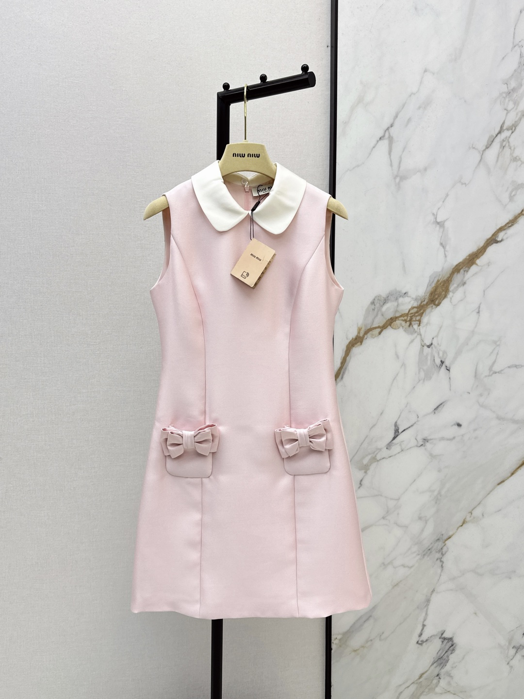 NO:750958,Miu 26Ss————The latest contrasting color bow sleeveless dress for spring and summer. Exquisite ladylike style. Super classic. Can be worn for a long time. Suitable for various occasions. Can be used for commuting or daily gatherings. The H version is not picky at all. Three colors are available for sale sml,,miumiu,skirts,19860909Miu 26Ss————春夏最新款撞色蝴蝶结无袖连衣裙 精致淑女名媛风 超级经典 久穿不厌 适合各种场合 无论是通勤或者日常聚会都能驾驭 H版型也完全不挑人不挑身材 三色现货发售sml,,miumiu,skirts,,Women's clothing