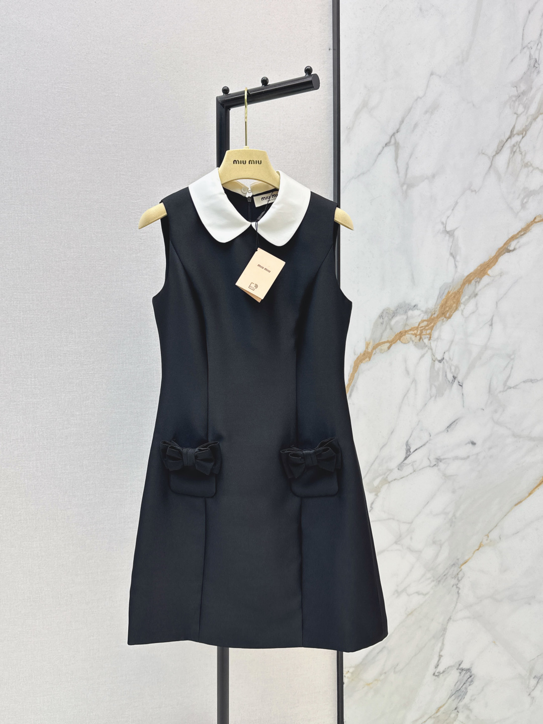 NO:750953,Miu 26Ss————The latest contrasting color bow sleeveless dress for spring and summer. Exquisite ladylike style. Super classic. Can be worn for a long time. Suitable for various occasions. Can be used for commuting or daily gatherings. The H version is not picky at all. Three colors are available for sale sml,,miumiu,skirts,19860909Miu 26Ss————春夏最新款撞色蝴蝶结无袖连衣裙 精致淑女名媛风 超级经典 久穿不厌 适合各种场合 无论是通勤或者日常聚会都能驾驭 H版型也完全不挑人不挑身材 三色现货发售sml,,miumiu,skirts,,Women's clothing