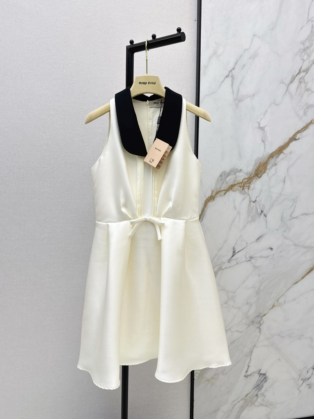 NO:750948,Miu 26Ss————The latest contrasting color lapel sleeveless dress for spring and summer. Exquisite ladylike style. Super classic. Can be worn for a long time. Suitable for various occasions. Can be used for commuting or daily gatherings. Three-dimensional waist design. It is not picky at all. Two colors are available for sale sml,,miumiu,skirts,19860909Miu 26Ss————春夏最新款撞色翻领无袖连衣裙 精致淑女名媛风 超级经典 久穿不厌 适合各种场合 无论是通勤或者日常聚会都能驾驭 立体收腰版型 也完全不挑人不挑身材 两色现货发售sml,,miumiu,skirts,,Women's clothing