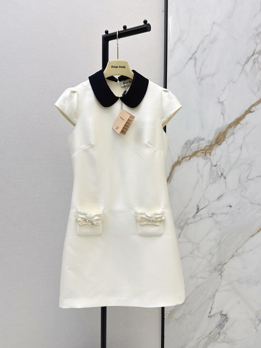 NO:750997,Miu 26Ss————The latest spring and summer contrasting color lapel puff sleeve dress. Exquisite ladylike style. Super classic. Long-wearing. Suitable for various occasions. Can be used for commuting or daily gatherings. Three-dimensional waist design. It is not picky at all. Two colors are available for sale sml,,miumiu,skirts,19860909Miu 26Ss————春夏最新款撞色翻领泡泡袖连衣裙 精致淑女名媛风 超级经典 久穿不厌 适合各种场合 无论是通勤或者日常聚会都能驾驭 立体收腰版型 也完全不挑人不挑身材 两色现货发售sml,,miumiu,skirts,,Women's clothing