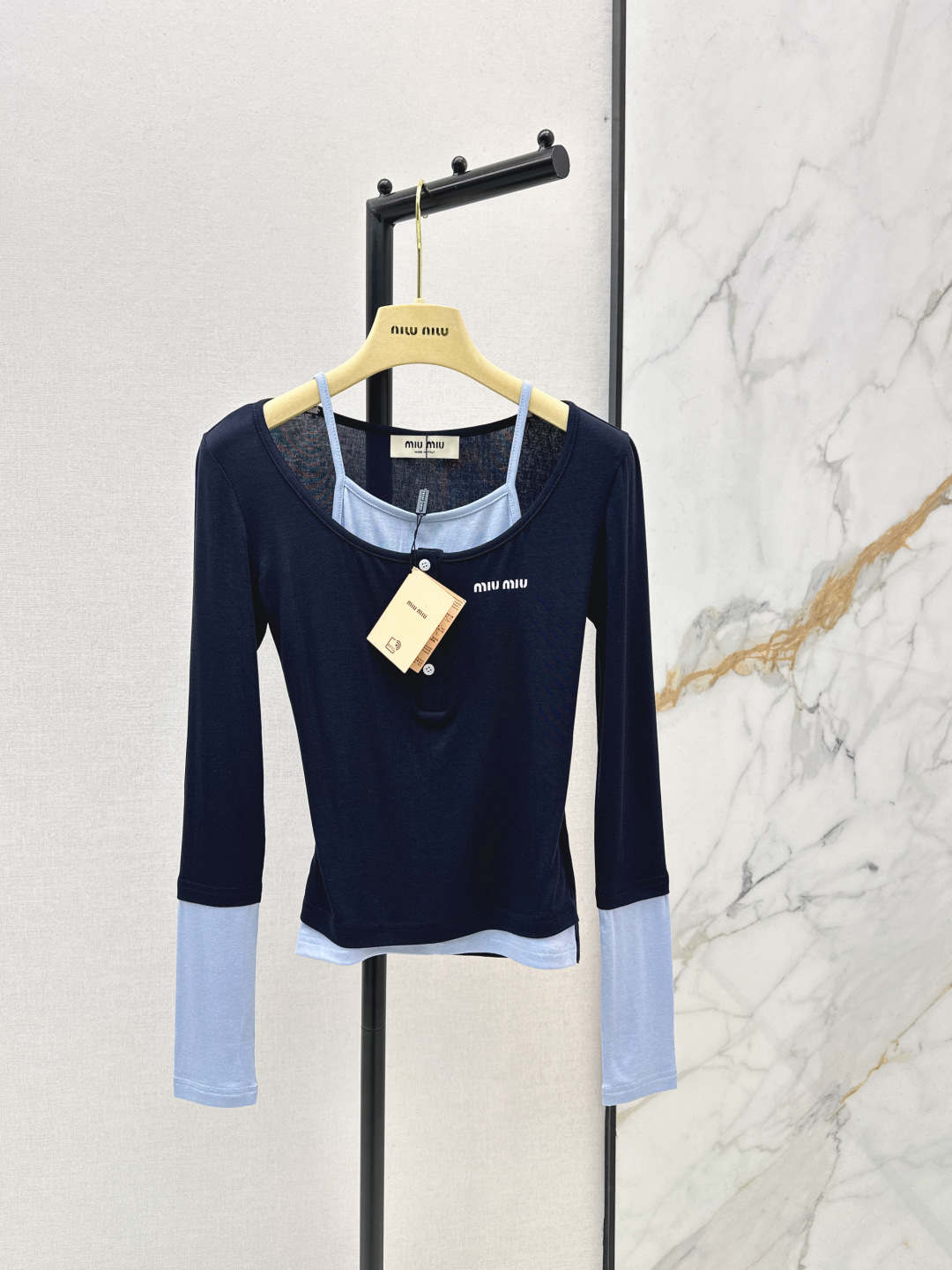 NO:750978,Miu 26Ss————The latest fake two-piece design for spring and summer. The popular single white moonlight base shirt is here again. One-line neckline design is suitable for a variety of outfits. Highly elastic and skin-friendly knitted cotton fabric. Ultra-thin, soft and delicate. Classic black and white contrasting logo embroidery on the chest. Super elastic fit. The short length can easily stretch the proportions and you will be amazed when you put it on. Pure and careful. Two colors available for sale sml,,miumiu,19860909Miu 26Ss————春夏最新款假两件设计 打底衫爆单款白月光打底衫又来啦 一字领口设计适合多种穿搭 高弹亲肤针织棉质面料 超薄软糯细腻 胸口饰经典黑白对比色logo刺绣 超强弹性收身 短款衣长轻松拉比例一上身就会惊艳到你 清纯小心机 两色现货发售sml,,miumiu,,Women's clothing