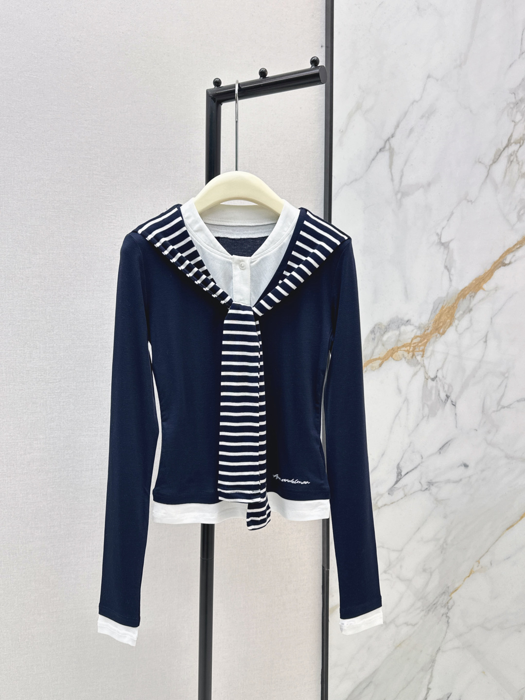 NO:750972,Fashionable design 26Ss————The latest fake two-piece shawl bottoming shirt for spring and summer, the popular single white moonlight bottoming shirt is here again. The one-line neckline design is suitable for a variety of outfits. Highly elastic and skin-friendly knitted cotton fabric. Ultra-thin, soft and delicate. Super elastic. The short length can easily stretch the proportion and will amaze you as soon as you put it on. Pure and careful. Two colors available for sale sml,,shawls,19860909时髦设计 26Ss————春夏最新款假两件披肩打底衫爆单款白月光打底衫又来啦 一字领口设计适合多种穿搭 高弹亲肤针织棉质面料 超薄软糯细腻 超强弹性收身 短款衣长轻松拉比例一上身就会惊艳到你 清纯小心机 两色现货发售sml,,shawls,,Women's clothing