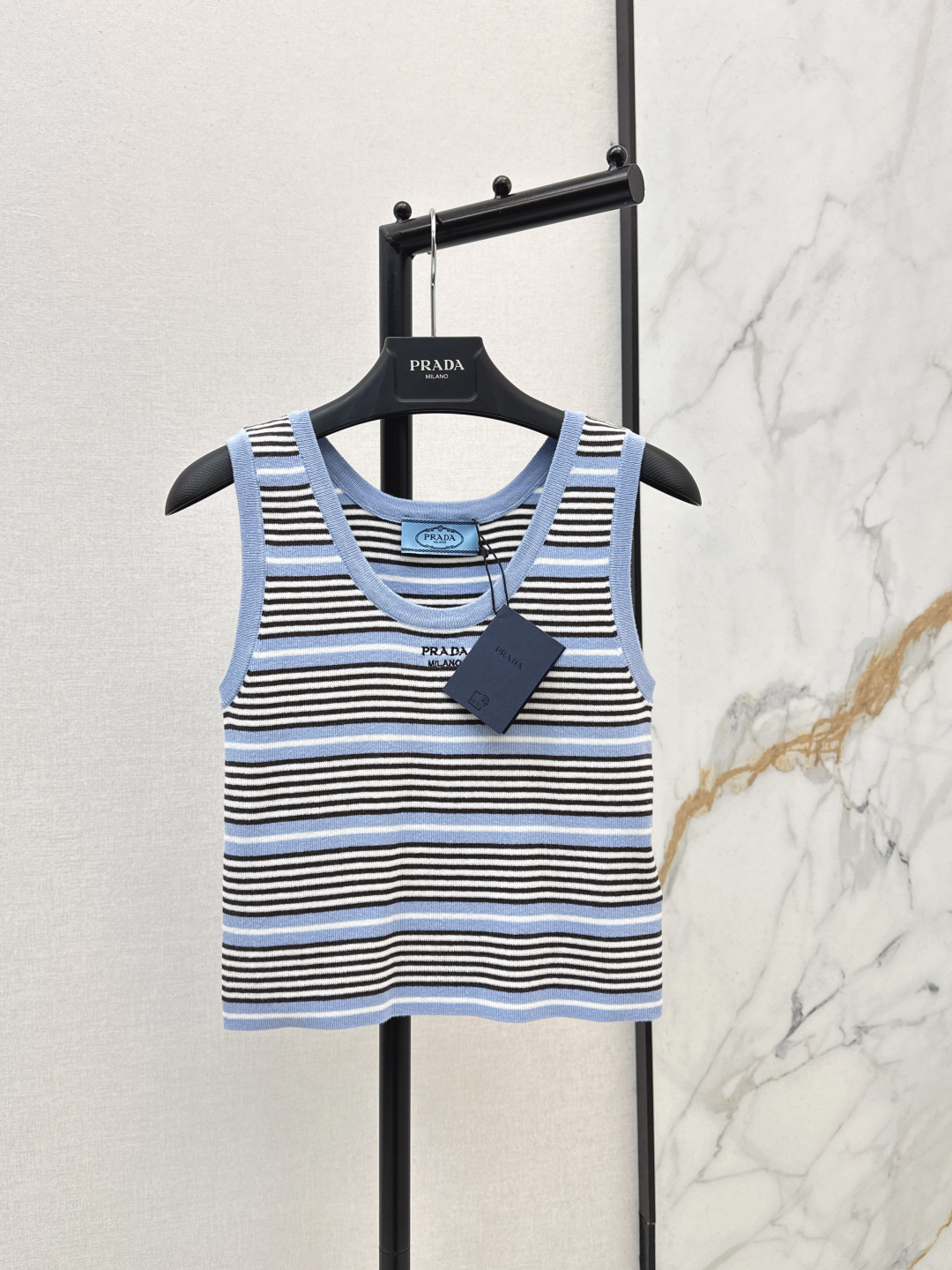 NO:750962,Exclusive debut of PD 26Ss————The latest fashionable must-have striped knitted vest for spring and summer. The details of the workmanship are all in place. The imported fabrics have exquisite texture and are invincible. The temperament of younger girls is versatile. The classic slim version is extremely slimming. One color ready for sale sml,,19860909独家首发 PD 26Ss————春夏最新款时髦精必备条纹针织背心 版型做工细节全面到位 进口面料细腻质感无敌 减龄少女气质百搭 经典修身版型巨减瘦 一色现货发售sml,,,Women's clothing