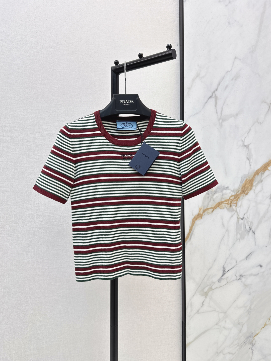 NO:750957,Fashionable fine item PD 26Ss————The latest spring and summer striped short-sleeved sweater with logo letter embroidery, logo letter embroidery decoration, all the details of the workmanship are in place, the imported fabrics are exquisite and invincible, the age-reducing girl has a versatile temperament, the classic slim fit version is hugely slimming, a fashionable must-have item, one color ready for sale sml,, T-shirt,19860909时髦精单品 PD 26Ss————春夏最新款logo字母刺绣条纹短袖针织衫logo字母刺绣装饰 版型做工细节全面到位 进口面料细腻质感无敌 减龄少女气质百搭 经典修身版型巨减瘦 时髦必备单品 一色现货发售sml,,T-shirt,,Women's clothing