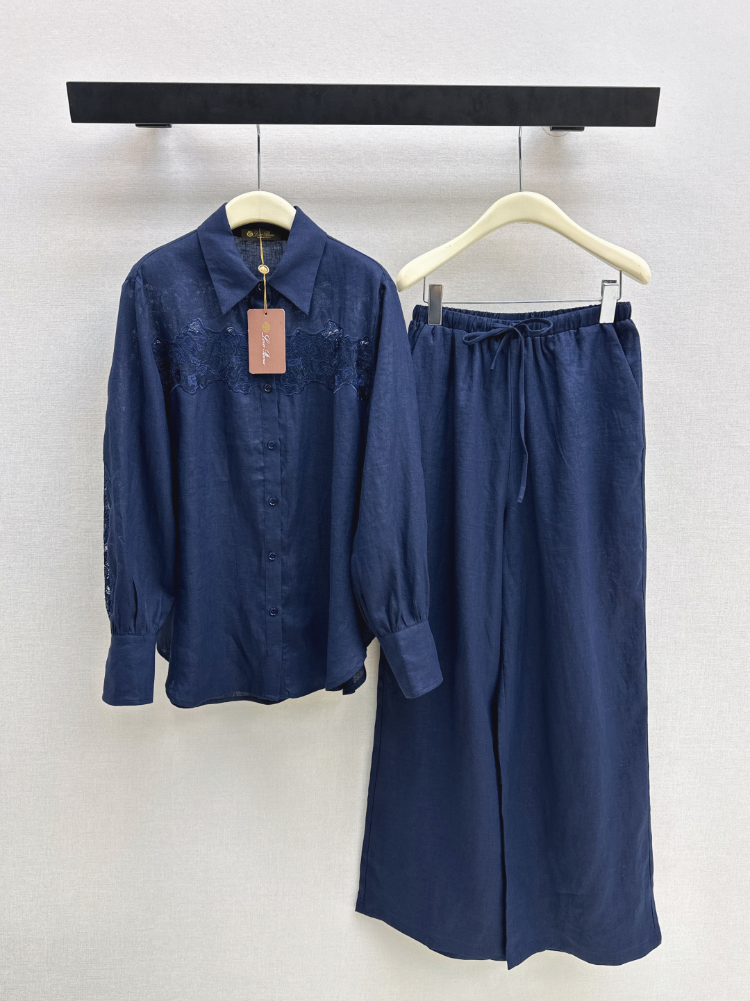 NO:750952,Exclusive style of shirts and pants ~ LP 26Ss——Latest spring and summer heavy lace splicing linen suit splicing lace crafts loose shirt + elastic waist straight pants linen fabric with super good texture, very high-end, proper old money style, suitable for daily gatherings or commuting, lazy and casual with a holiday feel, heavy embroidery decoration, strong sense of style, three colors separated, ready for sale sml,, loro piana, shirts,19860909衬衫 裤独家款～ LP 26Ss————春夏最新款重磅蕾丝拼接亚麻套装拼接蕾丝工艺宽松衬衫 +松紧腰直筒裤 亚麻面料 质感超好 非常高级 妥妥的老钱风 日常聚会或者通勤都可以 慵懒休闲又有度假感 重磅绣花装饰 很强的造型感 三色分开发 现货发售sml,,loro piana,shirts,,Women's clothing