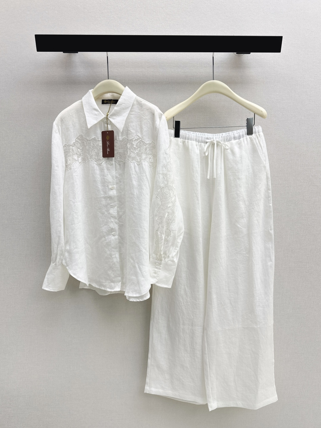 NO:750947,Exclusive style of shirts and pants ~ LP 26Ss——Latest spring and summer heavy lace splicing linen suit splicing lace crafts loose shirt + elastic waist straight pants linen fabric with super good texture, very high-end, proper old money style, suitable for daily gatherings or commuting, lazy and casual with a holiday feel, heavy embroidery decoration, strong sense of style, three colors separated, ready for sale sml,, loro piana, shirts,19860909衬衫 裤独家款～ LP 26Ss————春夏最新款重磅蕾丝拼接亚麻套装拼接蕾丝工艺宽松衬衫 +松紧腰直筒裤 亚麻面料 质感超好 非常高级 妥妥的老钱风 日常聚会或者通勤都可以 慵懒休闲又有度假感 重磅绣花装饰 很强的造型感 三色分开发 现货发售sml,,loro piana,shirts,,Women's clothing