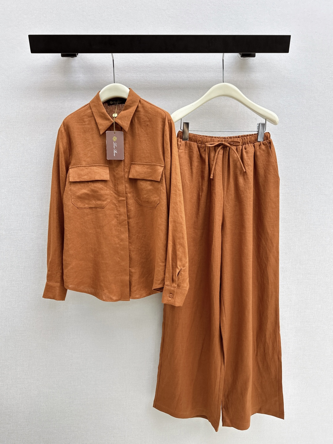 NO:750942,Exclusive style of shirts and trousers ~ LP 26Ss——Latest spring and summer linen suit loose shirt + elastic waist straight pants. Linen fabric has super good texture. Very high-end. Proper old money style. Suitable for daily gatherings or commuting. Lazy and casual with a sense of vacation. Developed in three colors. Ready for sale sml, loro piana, shirts,19860909衬衫 裤独家款～ LP 26Ss————春夏最新款亚麻套装宽松衬衫 +松紧腰直筒裤 亚麻面料 质感超好 非常高级 妥妥的老钱风 日常聚会或者通勤都可以 慵懒休闲又有度假感 三色分开发 现货发售sml,,loro piana,shirts,,Women's clothing