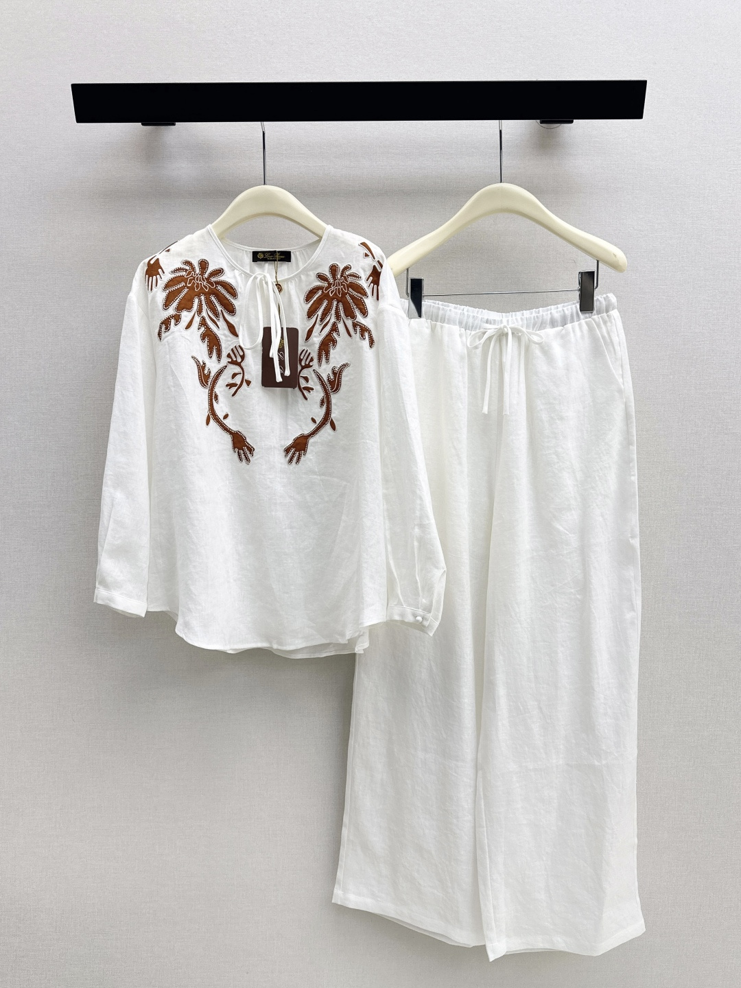 NO:750934,Exclusive style of shirts and trousers ~ LP 26Ss——Latest linen suit for spring and summer. Heavy embroidery loose shirt + elastic waist straight pants. Linen fabric has super good texture. Very high-end. Proper old money style. Suitable for daily gatherings or commuting. Lazy and casual with a sense of vacation. Developed in one color. Ready for sale sml, loro piana, shirts,19860909衬衫 裤独家款～ LP 26Ss————春夏最新款亚麻套装重磅刺绣宽松衬衫 +松紧腰直筒裤 亚麻面料 质感超好 非常高级 妥妥的老钱风 日常聚会或者通勤都可以 慵懒休闲又有度假感 一色分开发 现货发售sml,,loro piana,shirts,,Women's clothing