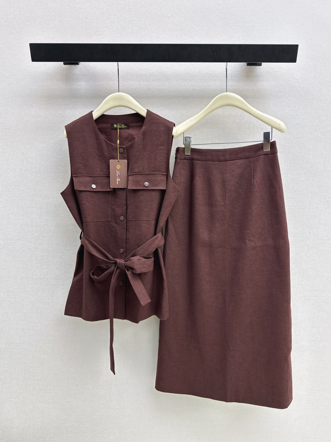 NO:750930,420L 26Ss————The latest linen temperament suit for spring and summer. Sleeveless vest with double pocket decoration + high-waisted skirt. The upper body looks thin and tall. Gentle and elegant without losing aura. The exquisite visual version looks slim but not attractive. Available in one set. Two colors available for sale sml, loro piana, skirts,19860909420L 26Ss————春夏最新款亚麻气质套装 双口袋装饰无袖马甲+高腰半裙 上身显瘦又高挑 不失气场的温柔优雅感 精致既视感版型显瘦不挑人 一套出 两色现货发售sml,,loro piana,skirts,,Women's clothing