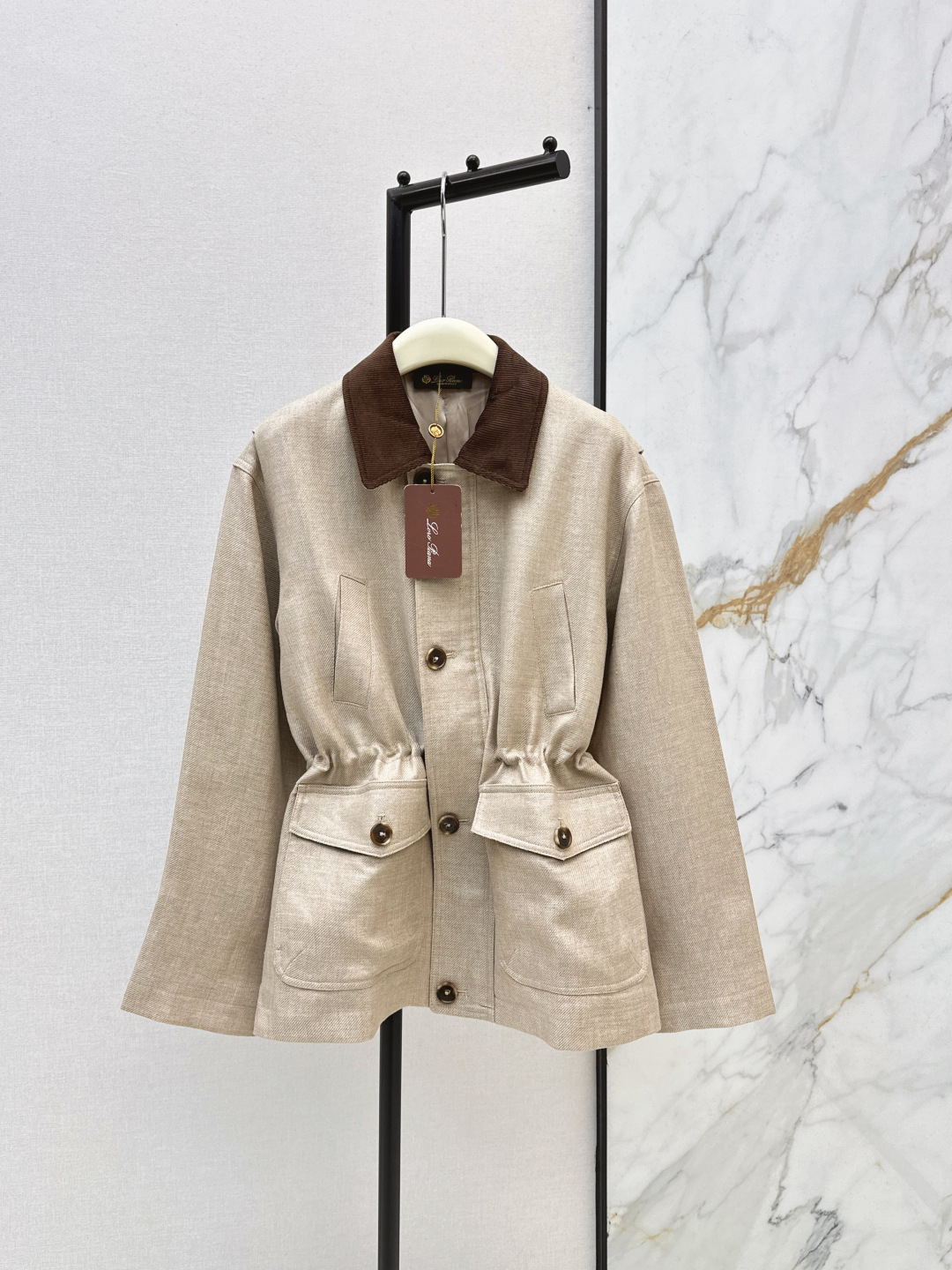 NO:750918,Exclusive model ~ LP 26Ss————The latest handsome workwear-style double-pocket design windbreaker jacket in spring and summer. High-density twill windbreaker fabric. It feels very stiff. The mid-length length. The upper body is so beautiful. It is classic and recognizable. The waist is a drawstring design. It can be worn at the waist. There is no need to worry about being bloated. One color ready for sale sml 0,,loro piana,jackets & coats,19860909独家款～ LP 26Ss————春夏最新款帅气工装风双口袋设计风衣外套高密度斜纹风衣面料 挺括感很好 中长款长度 上身太好看了 经典有辨识度 腰部是抽绳设计 可以收腰穿 完全不用怕会臃肿 一色现货发售sml 0,,loro piana,jackets & coats,,Women's clothing