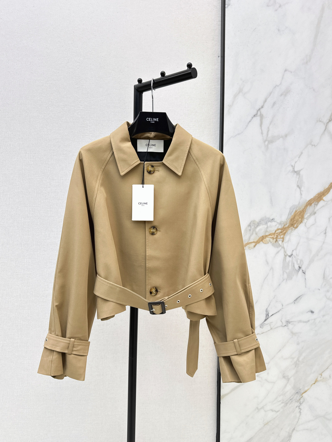 NO:750912,ce 26Ss————The latest spring and summer raglan sleeve design short windbreaker jacket has a handsome upper body and a sense of atmosphere at the same time. It is cool and sassy and has a super sense of style. The raglan sleeve cut version does not limit the body shape. The short style can also lengthen the proportion of the lower body. It is very practical to wear. One color ready for sale sml,,jackets & coats,19860909ce 26Ss————春夏最新款插肩袖设计小短款风衣外套上身帅气感和氛围感同时拥有 可酷可飒 超级有造型感 插肩袖剪裁的版型 不限制身材 短款还可以拉长下半身的比例感 很实穿 一色现货发售sml,,jackets & coats,,Women's clothing