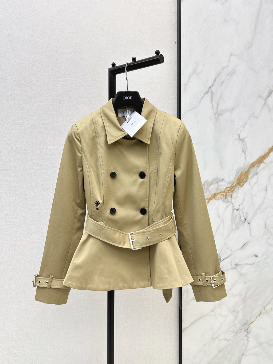 NO:750907,Exclusive first release CD 26Ss————The latest short windbreaker with bee embroidery in early spring. Parisian European style. The short cut is super energetic. It can be used for commuting or going out on the street. It is very photogenic. It can be paired with skirts or pants. The side is embroidered with bees for embellishment. Two colors are available for sale sml,,skirts,19860909独家首发 CD 26Ss————早春最新款小蜜蜂刺绣短款风衣 巴黎欧式气质感 短款剪裁超级精气神 通勤或者出街凹造型都可以 拍照很出片 不管搭配半裙或者裤子都OK 侧边刺绣小蜜蜂点缀 两色现货发售sml,,skirts,,Women's clothing