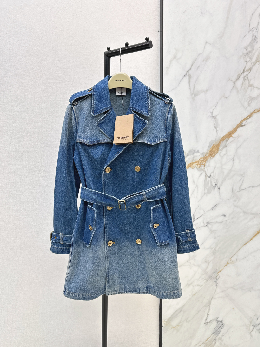 NO:750902,Retro and stylish Bur 26Ss - the latest retro distressed denim windbreaker jacket in early spring. The mid-length design is the most practical to wear. It has a casual atmosphere. It uses imported denim fabric. The whole dress is very textured. Available in stock in one color, sml, burberry, jackets & coats,19860909复古有型 Bur 26Ss————早春最新款复古做旧牛仔风衣外套 中长款设计最最实穿了 自带休闲氛围感 采用进口的牛仔面料 整件衣服很有质感 一色现货发售sml,,burberry,jackets & coats,,Women's clothing