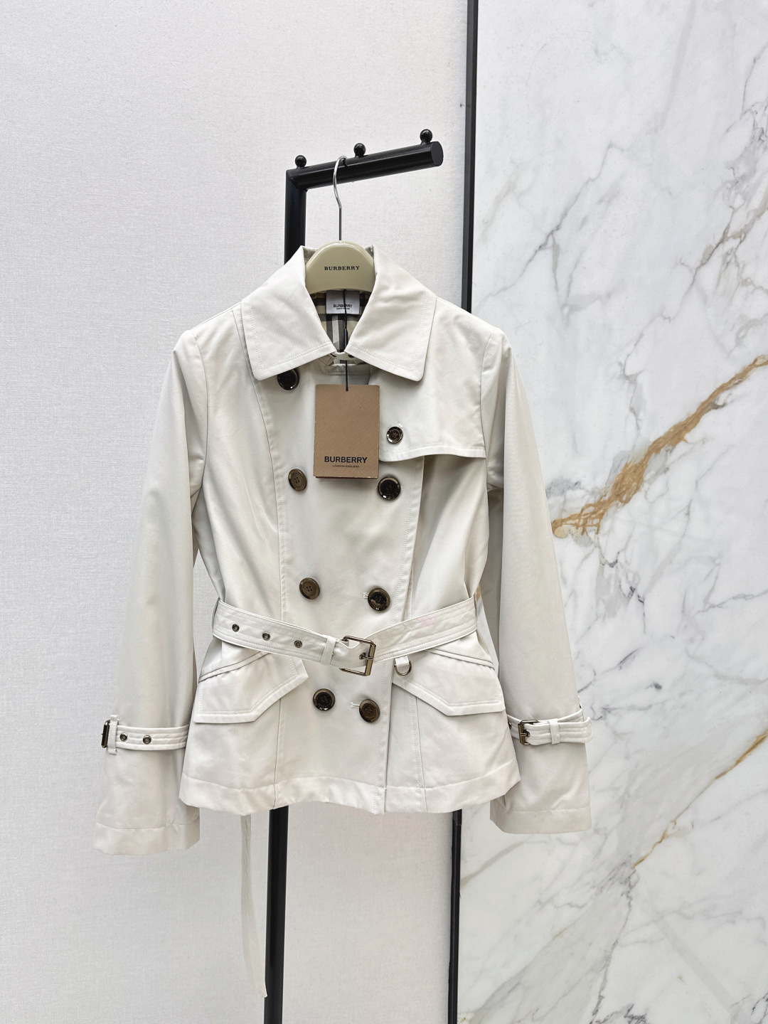 NO:750941,Casual style Bur 26Ss————The latest vintage vintage style double-breasted short windbreaker jacket for spring and summer. A must-have exquisite and casual short windbreaker for spring. Super easy-to-wear double-breasted short version. The inner plaid design is very high-end. The gray and white color is very versatile. The short style is not too tight. It is easy to look taller. The upper body has a sense of atmosphere. One color ready for sale sml,, burberry, jackets & coats,19860909休闲造型感 Bur 26Ss————春夏最新款Vintage中古款双排扣短款风衣外套 春天必备的精致又休闲短款风衣 超好穿的双排扣 短款版型 内里格纹设计很显高级感 灰白色系非常百搭 短款不压个 轻松显高 上身很有氛围感 一色现货发售sml,,burberry,jackets & coats,,Women's clothing