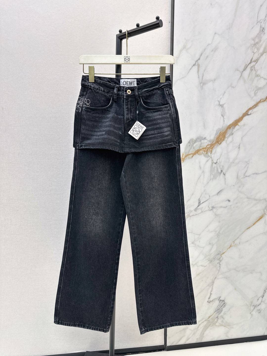 NO:750933,Popular recommendation: Loe 26ss————The latest fashionable and exquisite outfit in spring and summer with badge printing. Fake two-piece denim trousers and skirt, spliced ​​straight pants design to modify the hip line. The version is versatile, practical and has a sense of design. It is a must-have for casual, age-reducing and handsome commuting. Imported denim washed fabric, wide and comfortable, with good texture. Two colors available for sale sml, loewe, skirts,19860909爆单推荐 Loe 26ss————春夏最新款时髦精穿搭徽章印花假两件牛仔长裤半裙拼接直筒裤设计修饰臀线 版型百搭实穿又有设计感 休闲减龄帅气通勤必备品 进口牛仔洗水面料 挺阔舒适质感很好 两色现货发售sml,,loewe,skirts,,Women's clothing