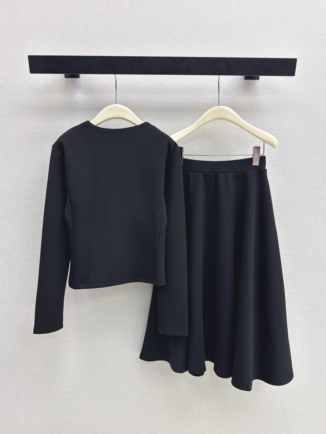 NO:750929,Daily casual style LP 26Ss - the latest spring and summer style that can be worn on the front and back, a minimalist style base top + umbrella skirt. You can wear one set without any worries when going out on the street. It is definitely a film-making level that can be worn without thinking. It is not picky at all. The top can be worn on the front and back. It is very versatile to match separately. Available in one set. Two colors are available for sale sml, loro piana, skirts,19860909日常休闲款 LP 26Ss————春夏最新款前后可穿套装极简风打底上衣+伞状半裙 一套搭配出街无烦恼 绝对是属于无脑穿就能出片级别的 完全不挑人 上衣是前后两面可穿 分开搭配也很百搭 一套出 两色现货发售sml,,loro piana,skirts,,Women's clothing