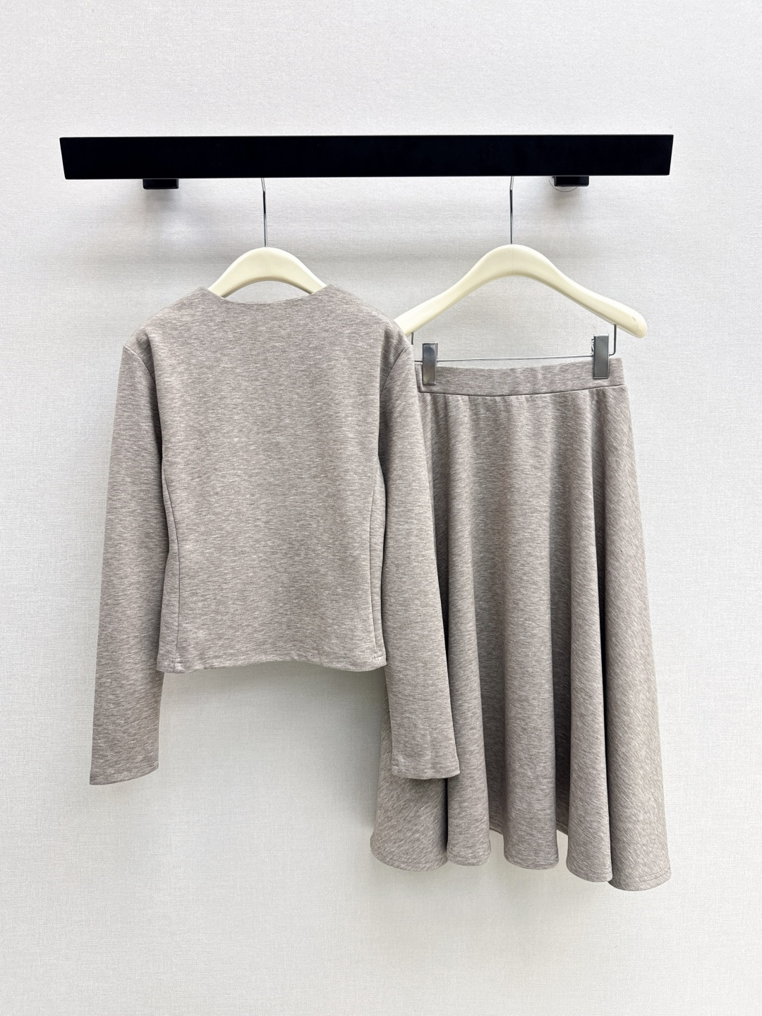 NO:750925,Daily casual style LP 26Ss - the latest spring and summer style that can be worn on the front and back, a minimalist style base top + umbrella skirt. You can wear one set without any worries when going out on the street. It is definitely a film-making level that can be worn without thinking. It is not picky at all. The top can be worn on the front and back. It is very versatile to match separately. Available in one set. Two colors are available for sale sml, loro piana, skirts,19860909日常休闲款 LP 26Ss————春夏最新款前后可穿套装极简风打底上衣+伞状半裙 一套搭配出街无烦恼 绝对是属于无脑穿就能出片级别的 完全不挑人 上衣是前后两面可穿 分开搭配也很百搭 一套出 两色现货发售sml,,loro piana,skirts,,Women's clothing