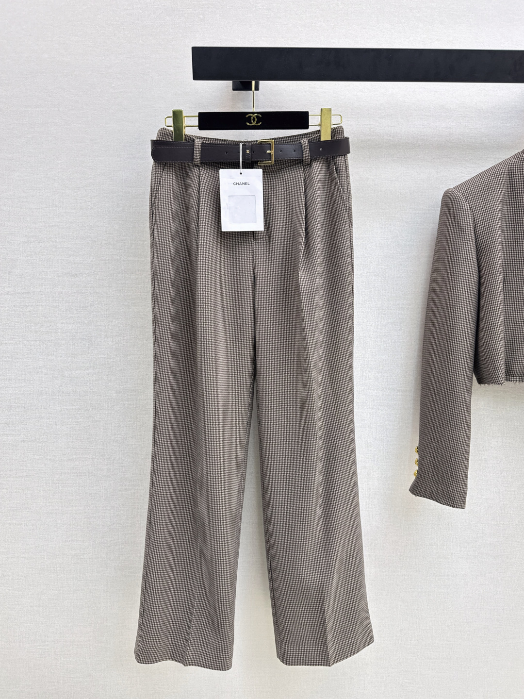 NO:750921,C Home 26Ss——Early spring’s latest retro houndstooth suit, short broad-shouldered blazer + belted trousers, handsome and stylish, fashionable girl must-have, balanced minimalist lines, lazy and classy, ​​slimming and elegant, high-end houndstooth fabric, developed in one color, ready for sale sml,,chanel,jackets & coats,business suit,19860909C家 26Ss————早春最新款复古千鸟格套装小短款阔肩西装外套+腰带西裤 帅气有型 时髦Girl必备款 平衡极简线条感 慵懒有范 显瘦显气质 高级千鸟格面料 一色分开发 现货发售sml,,chanel,jackets & coats,business suit,,Women's clothing