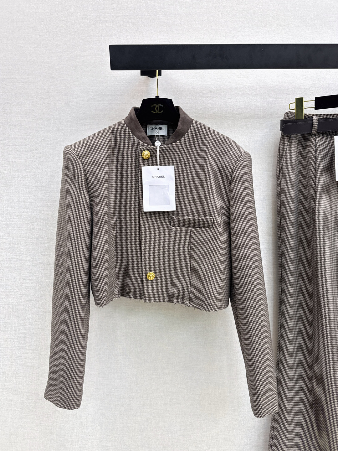 NO:750916,C Home 26Ss————The latest retro houndstooth suit in early spring. Short broad-shouldered blazer + belted trousers. Handsome and stylish. Fashionable girl must-have. Balanced minimalist lines. Lazy and classy. Slim and elegant. High-end houndstooth fabric. Separately developed in one color. Available in stock. sml. chanel, jackets & coats, business suit,19860909C家 26Ss————早春最新款复古千鸟格套装小短款阔肩西装外套+腰带西裤 帅气有型 时髦Girl必备款 平衡极简线条感 慵懒有范 显瘦显气质 高级千鸟格面料 一色分开发 现货发售sml 西,,chanel,jackets & coats,business suit,,Women's clothing