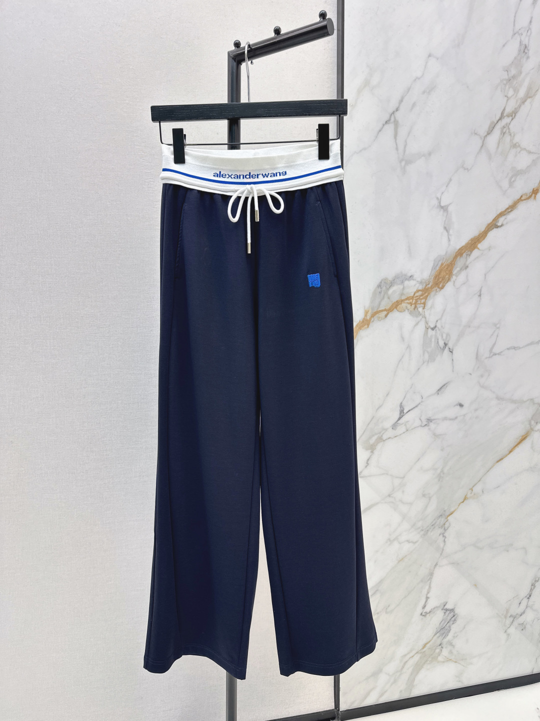 NO:751678,AW 26Ss - the latest spring and summer style straight-leg pants with logo letter thread decoration. Both colors are excellent. They are not picky about body shape requirements. The upper body is particularly great!  The style of the matching is also very versatile. Exquisite advanced customization. The texture of the fabric is awesome. Retro and elegant. The upper body is cool and handsome, age-reducing and fashionable. Two colors are available for sale sml,,19860909AW 26Ss————春夏最新款logo字母螺纹装饰直筒裤 两色都很优秀 不挑剔身形要求 上身特别赞！搭配的风格也很通吃 精致高级定制 富有肌理感的面料质感超赞 复古优雅 上身酷帅减龄时髦精 两色现货发售sml,,,Women's clothing