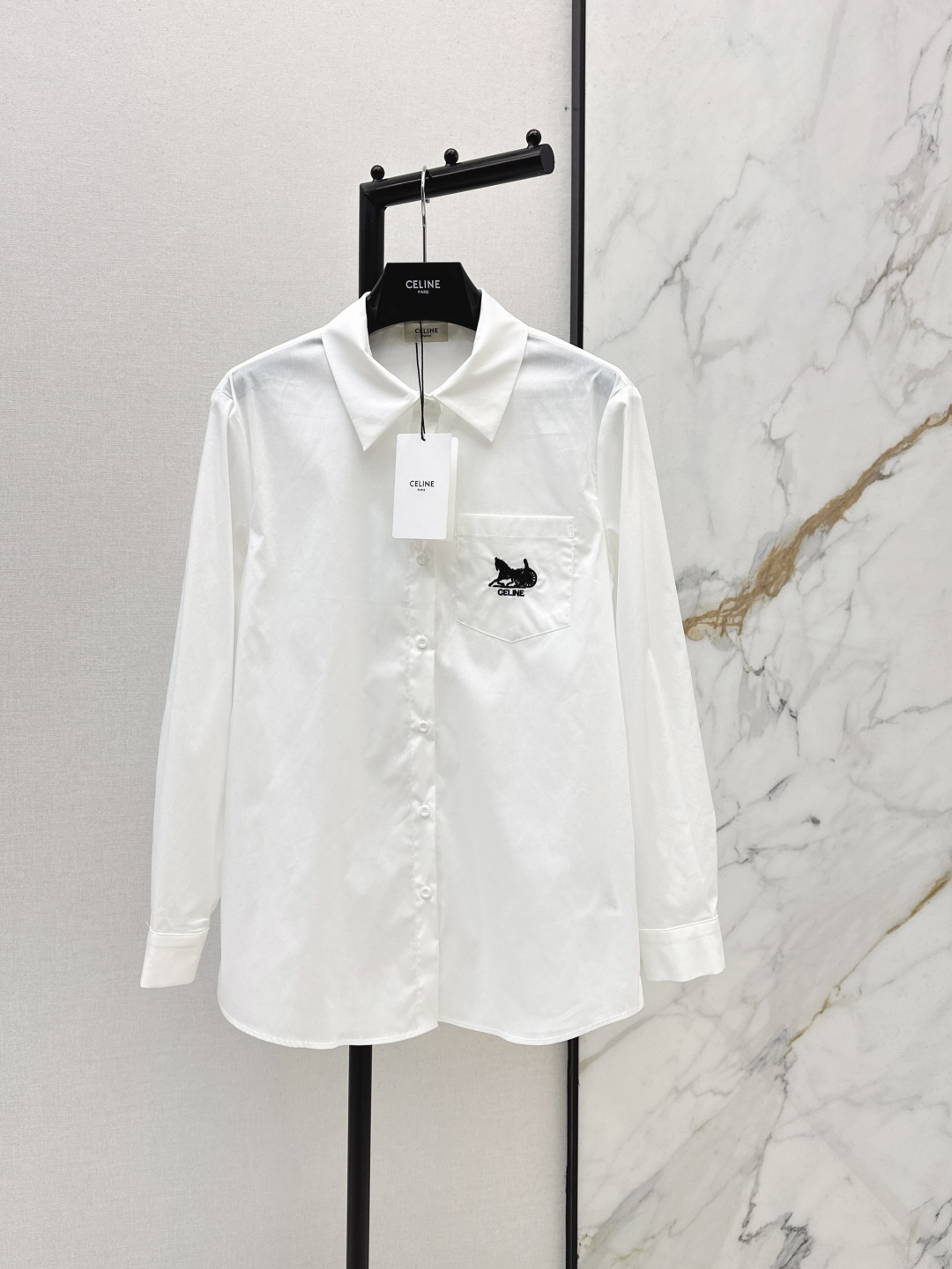 NO:751676,Ce 26Ss————The latest spring and summer loose shirt with carriage pattern embroidery, low-key luxury three-dimensional tailoring, streamlined line design, noble and elegant, and full of gentle and intellectual temperament. Imported special materials will be amazing when you receive it. The texture of the customized fabric is awesome. Two colors are available for sale sml,, shirts,19860909Ce 26Ss————春夏最新款马车图案刺绣宽松衬衫低调奢华立体剪裁 精简线条感设计 高贵典雅又尽显温柔知性的气质 进口特殊材质 收到手会很惊艳 定制面料质感超赞 两色现货发售sml,,shirts,,Women's clothing