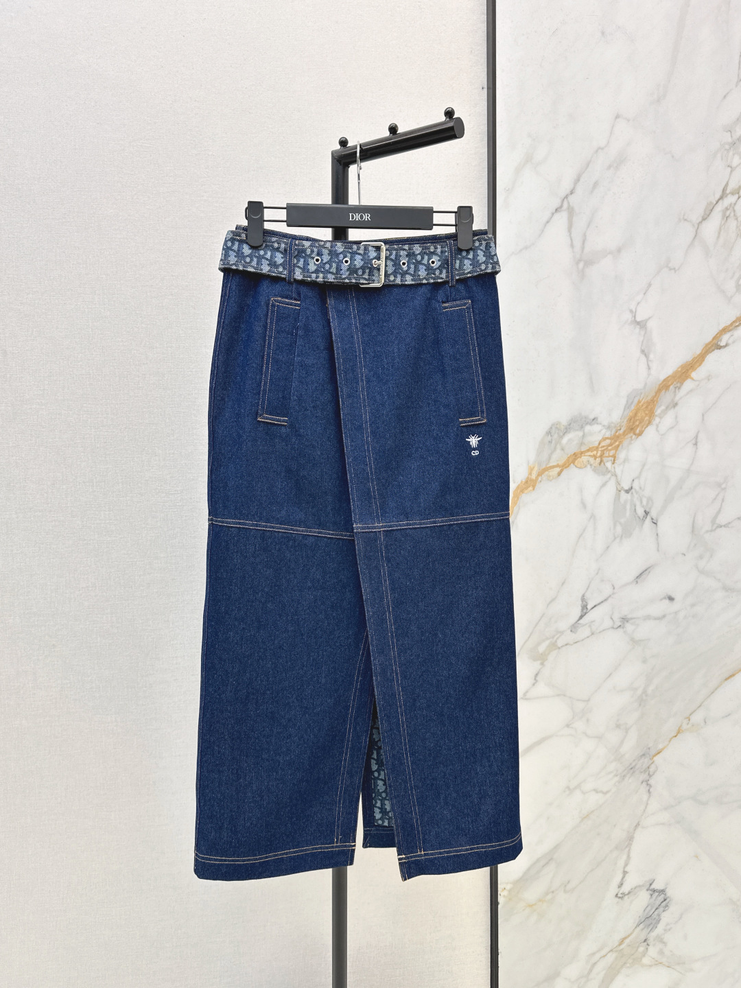 NO:751674,CD 26Ss————The latest spring and summer denim skirt with logo presbyopia belt decoration, super fashionable new denim denim. The upper body is cool and sassy when washed with personalized color. Made of customized high-quality twill cotton washed denim fabric. The texture is fine and natural. It has a sinewy feel but is soft. The enzyme-washed color is a classic color that is not picky. One color ready for sale sml,,skirts,19860909CD 26Ss————春夏最新款logo老花腰带装饰牛仔半裙超时髦新款丹宁牛仔 酵洗个性色调上身又酷又飒爽 采用定制高品质斜纹棉质水洗牛仔面料 纹理细腻棉感自然 既有筋骨感又不失柔软 酵洗色不挑人的经典色 一色现货发售sml,,skirts,,Women's clothing