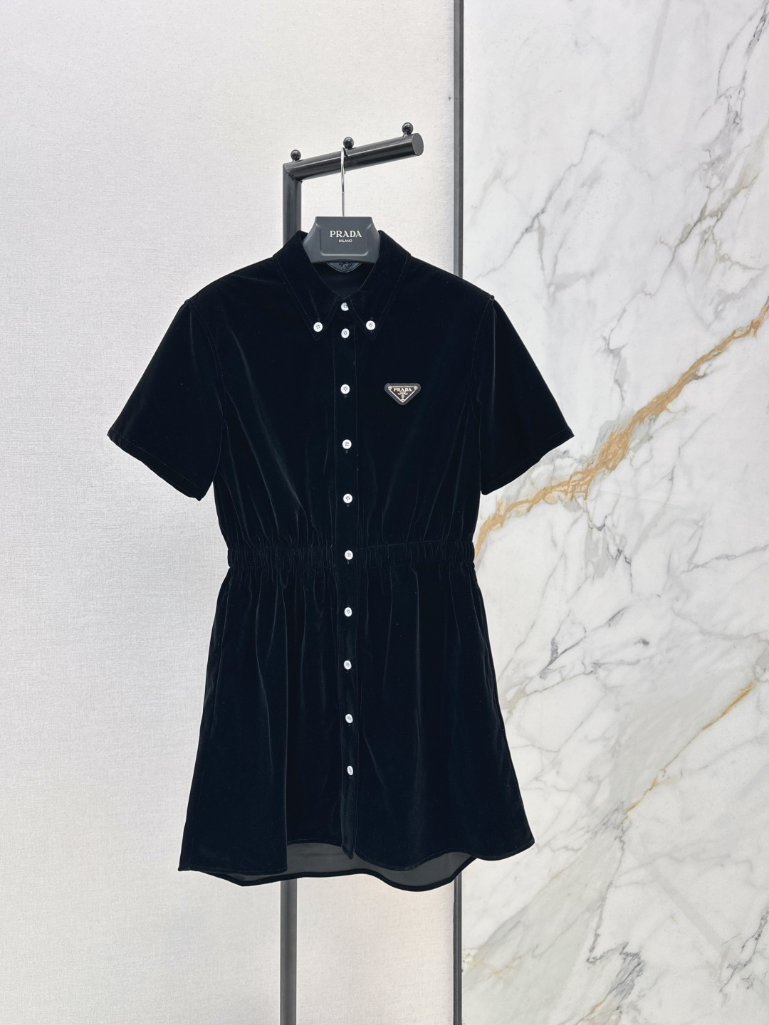 NO:751672,PD 26Ss————The latest spring and summer classic triangle logo decorated lapel dress, customized velvet fabric, retro and fashionable, fits the dual needs of comfort and fashion, and can be integrated into every daily dressing scene. The playful and age-reducing design elements echo the vitality. One color ready for sale sml,,skirts,19860909PD 26Ss————春夏最新款经典三角标装饰翻领连衣裙定制丝绒面料 复古时髦 贴合舒适与时髦的双需求能融入每个日常的穿搭场景中  俏皮减龄充满元气的设计元素相呼应 一色现货发售sml,,skirts,,Women's clothing